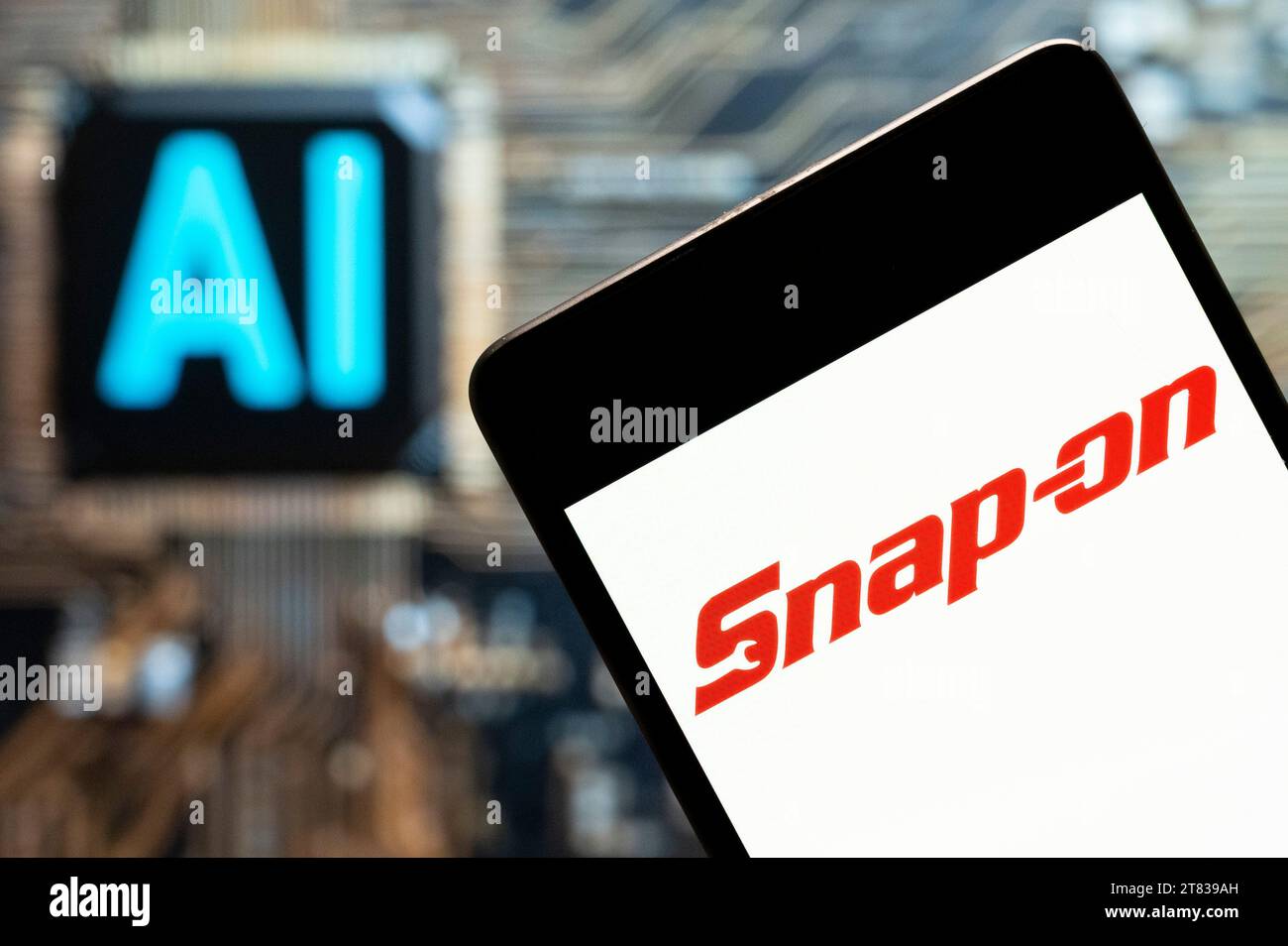 Cina. 11 novembre 2023. In questa illustrazione fotografica, il designer americano, produttore e marketer di strumenti e attrezzature di fascia alta per uso professionale, Snap-on (NYSE: SNA), logo visualizzato su uno smartphone con chip di intelligenza artificiale (ai) e simbolo sullo sfondo. (Foto di Budrul Chukrut/SOPA Images/Sipa USA) **** esclusivamente a scopo editoriale *** credito: SIPA USA/Alamy Live News Foto Stock