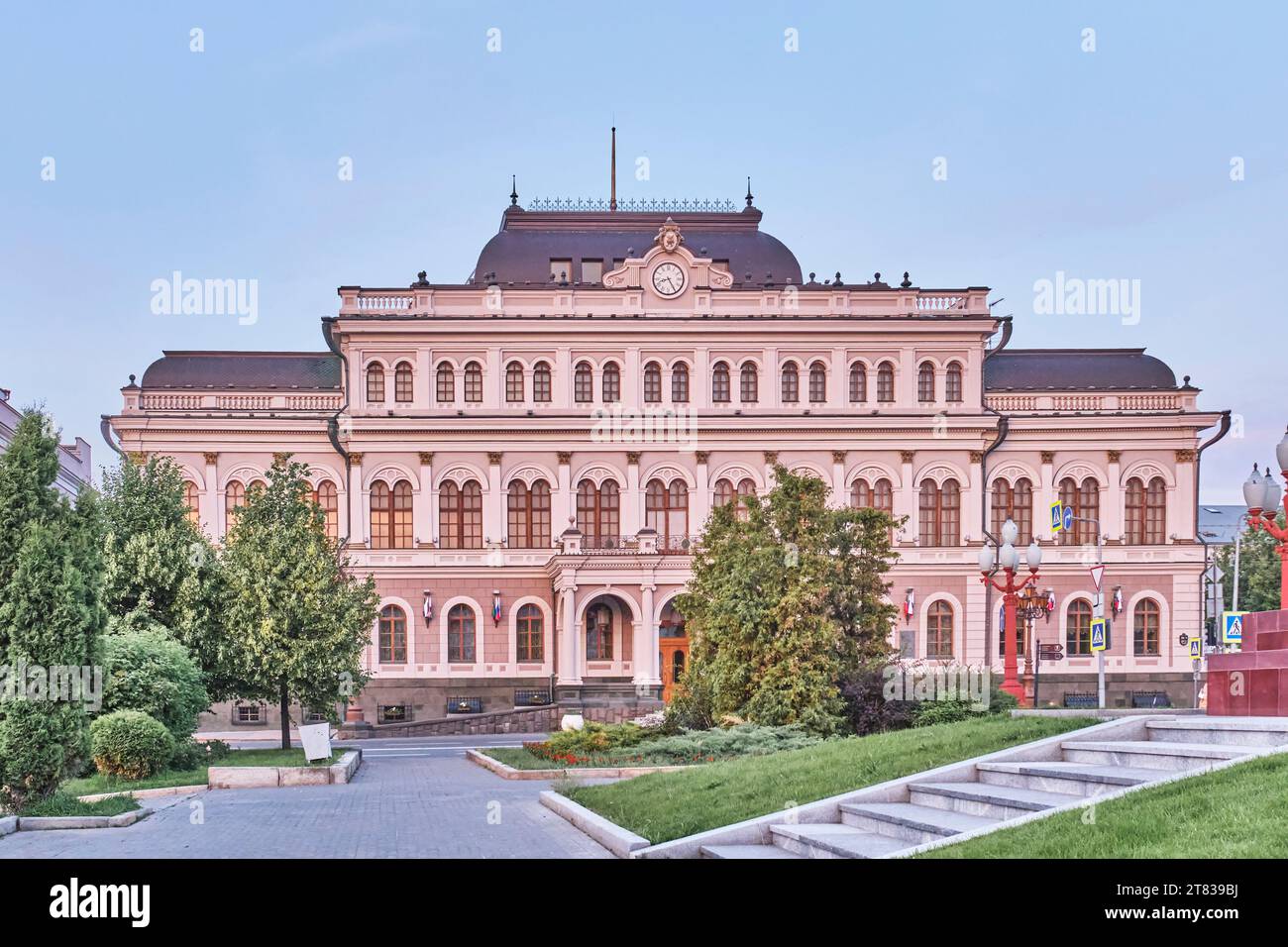 Edificio della Noble Assembly, 1854. Ora il municipio di Kazan', Kazan', Russia. Paesaggio urbano estivo Foto Stock