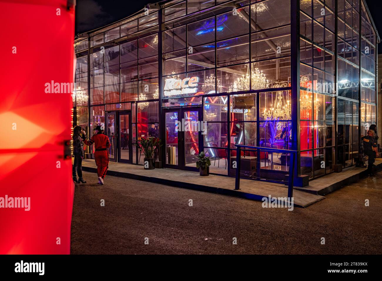 Las Vegas, Nevada - 17 novembre 2023: Race to the Altar è una cappella per matrimoni all'Heineken Silver Las Vegas Grand Prix presso il Las Vegas Strip Circuit. Crediti: Nick Paruch / Alamy Live News Foto Stock