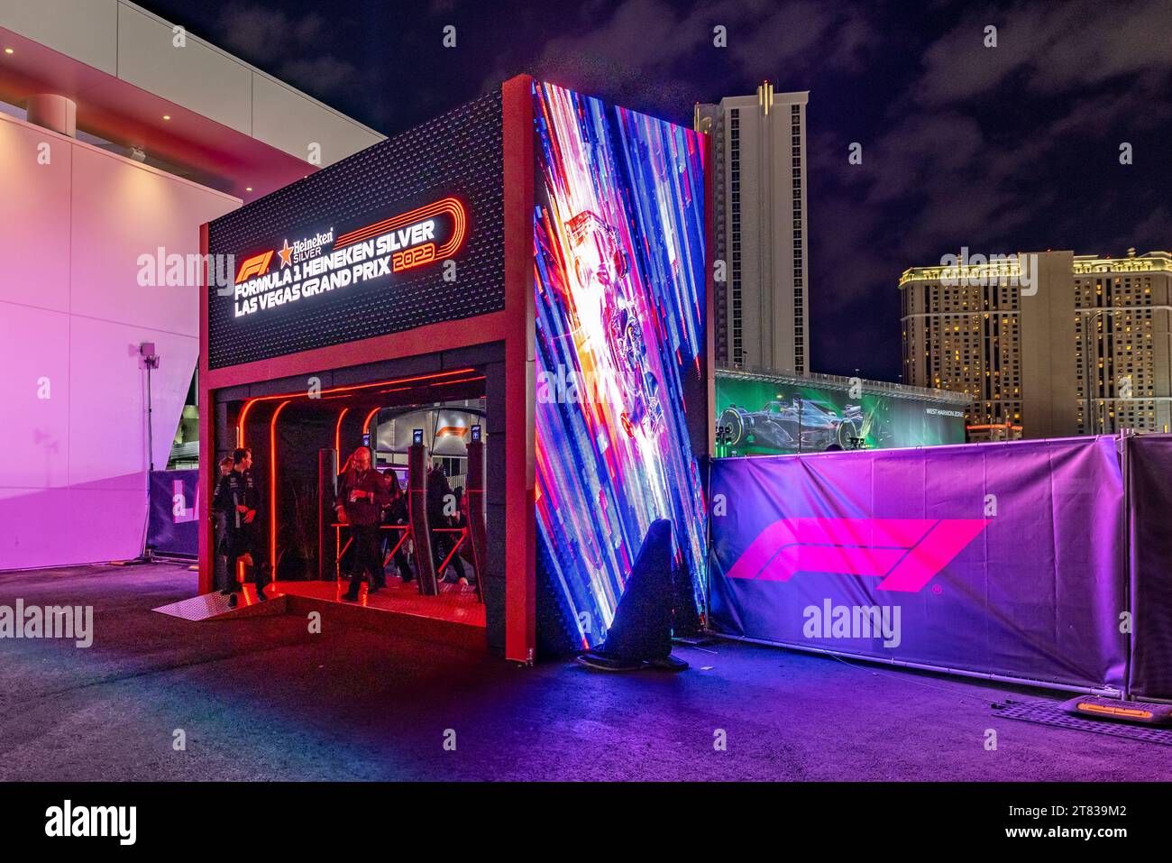 Las Vegas, Nevada - 17 novembre 2023: Atmosfera dall'interno del paddock al Gran Premio di Las Vegas d'argento Heineken sul Las Vegas Strip Circuit. Crediti: Nick Paruch / Alamy Live News Foto Stock