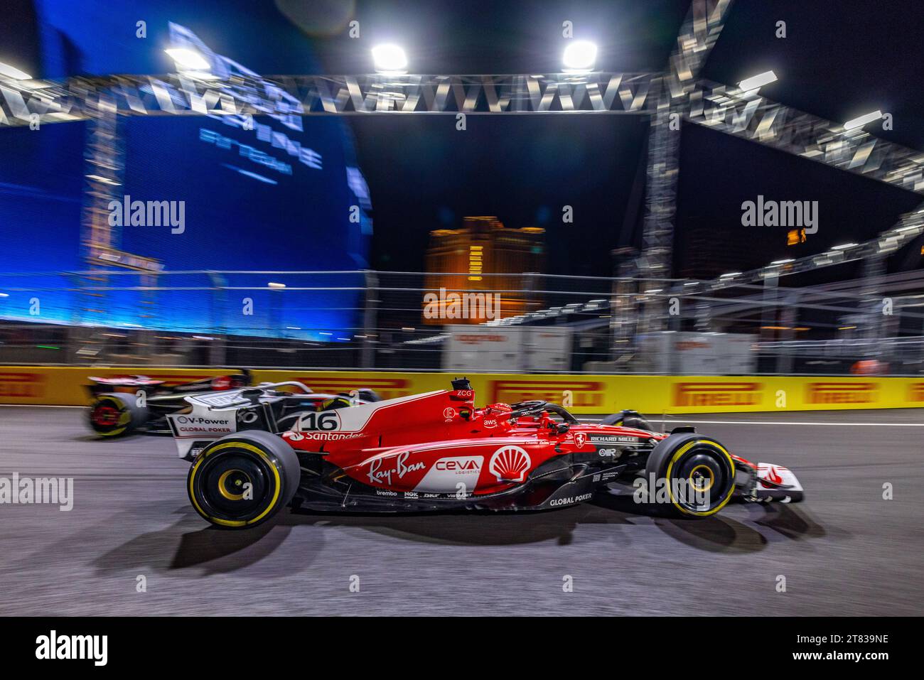 Las Vegas, Nevada - 17 novembre 2023: Charles Leclerc pilota della scuderia n. 16 Ferrari F1, gareggia nel Gran Premio di Las Vegas d'argento Heineken sul Las Vegas Strip Circuit. Crediti: Nick Paruch / Alamy Live News Foto Stock