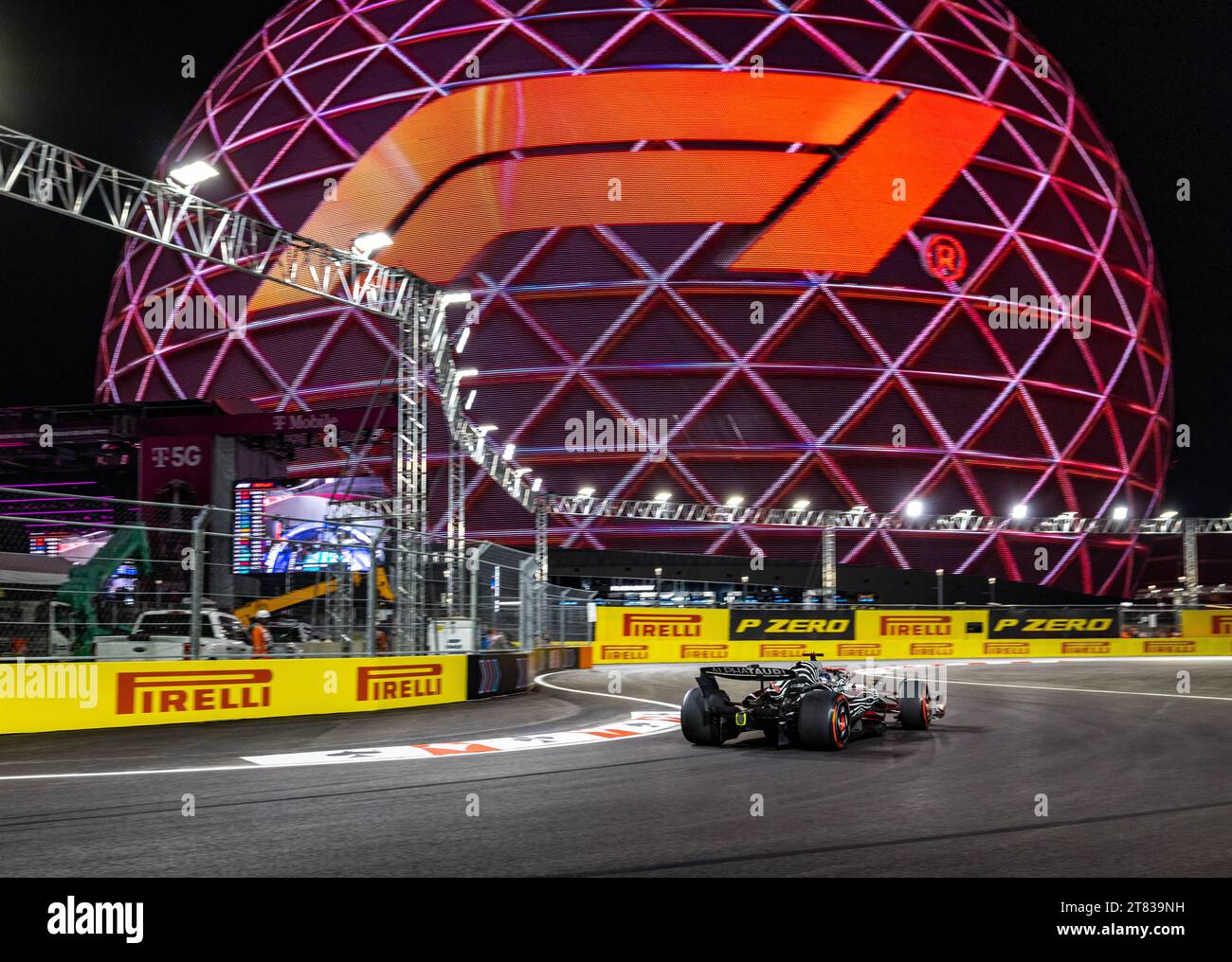 Las Vegas, Nevada - 17 novembre 2023: Daniel Ricciardo, pilota della 3 scuderia Alphatauri F1 car, gareggia nel Gran Premio d'argento di Las Vegas dell'Heineken sul Las Vegas Strip Circuit. Crediti: Nick Paruch / Alamy Live News Foto Stock