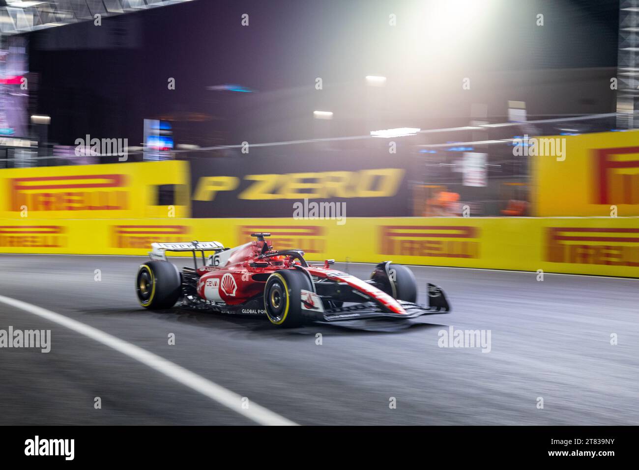 Las Vegas, Nevada - 17 novembre 2023: Charles Leclerc pilota della scuderia n. 16 Ferrari F1, gareggia nel Gran Premio di Las Vegas d'argento Heineken sul Las Vegas Strip Circuit. Crediti: Nick Paruch / Alamy Live News Foto Stock
