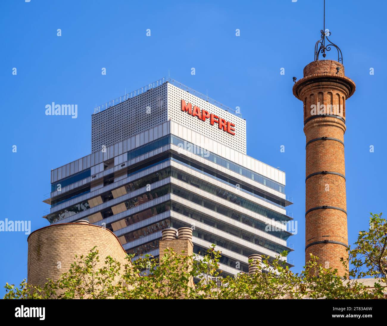 Barcellona, Spagna - 7 ottobre 2023: Torre Mapfre è un grattacielo nel porto olimpico di Barcellona, in Spagna. Prende il nome dal suo proprietario, Mapfre, un in Foto Stock