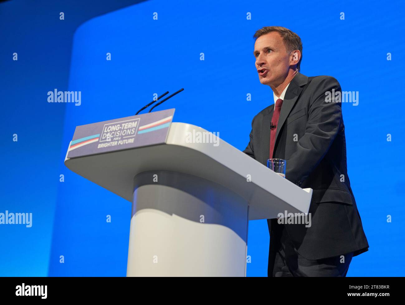 Foto del fascicolo datata 02/10/23 del Cancelliere dello Scacchiere Jeremy Hunt, che ha affermato che sono necessarie "decisioni difficili per riformare lo Stato sociale", in quanto considera di ridurre i benefici di miliardi riducendo al contempo l'imposta sulle successioni. Hunt ha indicato che potrebbe ridurre i prelievi sulle imprese, dato che ha già dato il suo più forte indizio di utilizzare la dichiarazione autunnale di mercoledì per tagliare le tasse nel tentativo di stimolare la crescita economica. Data di emissione: Sabato 18 novembre 2023. Foto Stock
