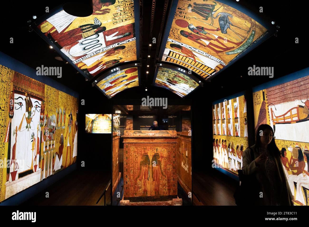 Sydney. 16 novembre 2023. Questa foto scattata il 16 novembre 2023 mostra una scena dell'anteprima mediatica della mostra "Ramses and the Gold of the Pharaohs" tenutasi a Sydney, in Australia. PER ANDARE CON "Feature: Tesori dorati del faraone Ramses II risalenti a 3.000 anni fa, al Museo Australiano" credito: HU Jingchen/Xinhua/Alamy Live News Foto Stock