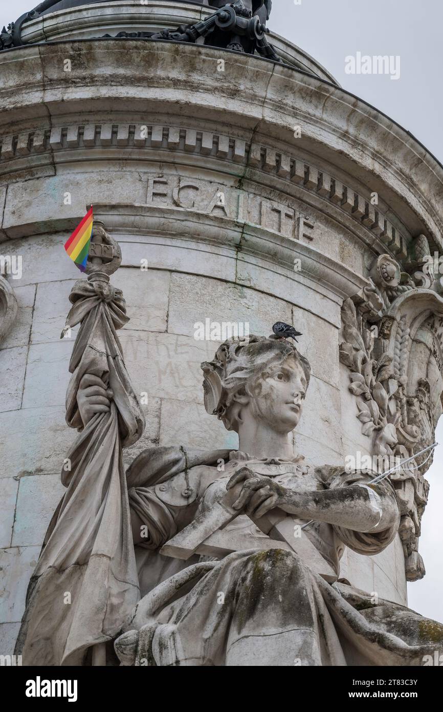 Scultura di una donna che rappresenta l'uguaglianza (egalite) sulla statua della Rivoluzione francese a Parigi, in Francia. C'è una bandiera arcobaleno sulla torcia Foto Stock