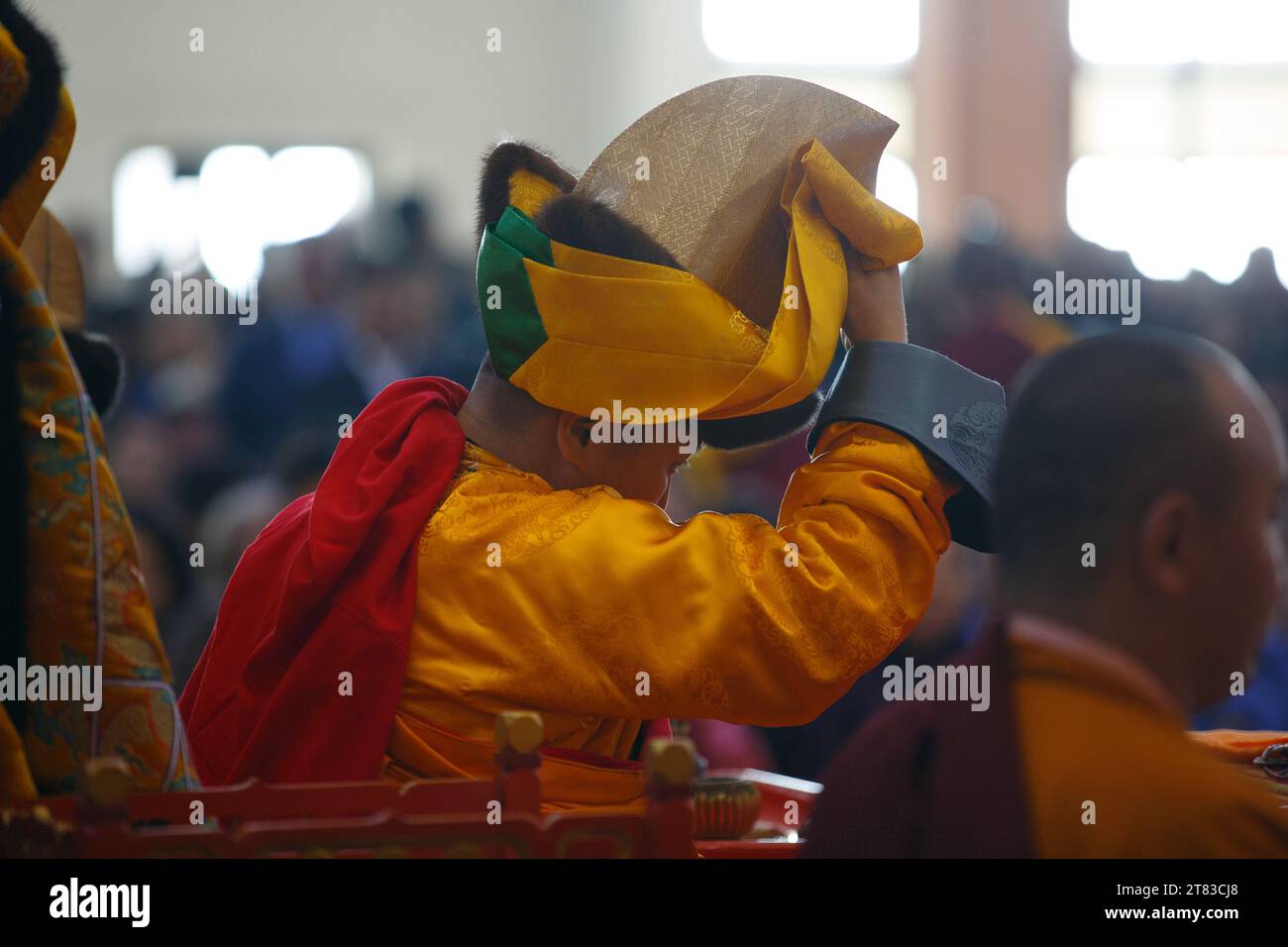 Ulan Bator, Mongolia. 18 novembre 2023. La cerimonia di intronizzazione di Lhaaramba D. Javzandorj, il capo abate del Monastero di Gandantechinlen, capo del centro buddista della Mongolia, si è svolta a Batsagaan Tsogchen Dugan al 5° inizio dell'inverno. Crediti: Enkh-Orgil/Alamy Live News. Foto Stock