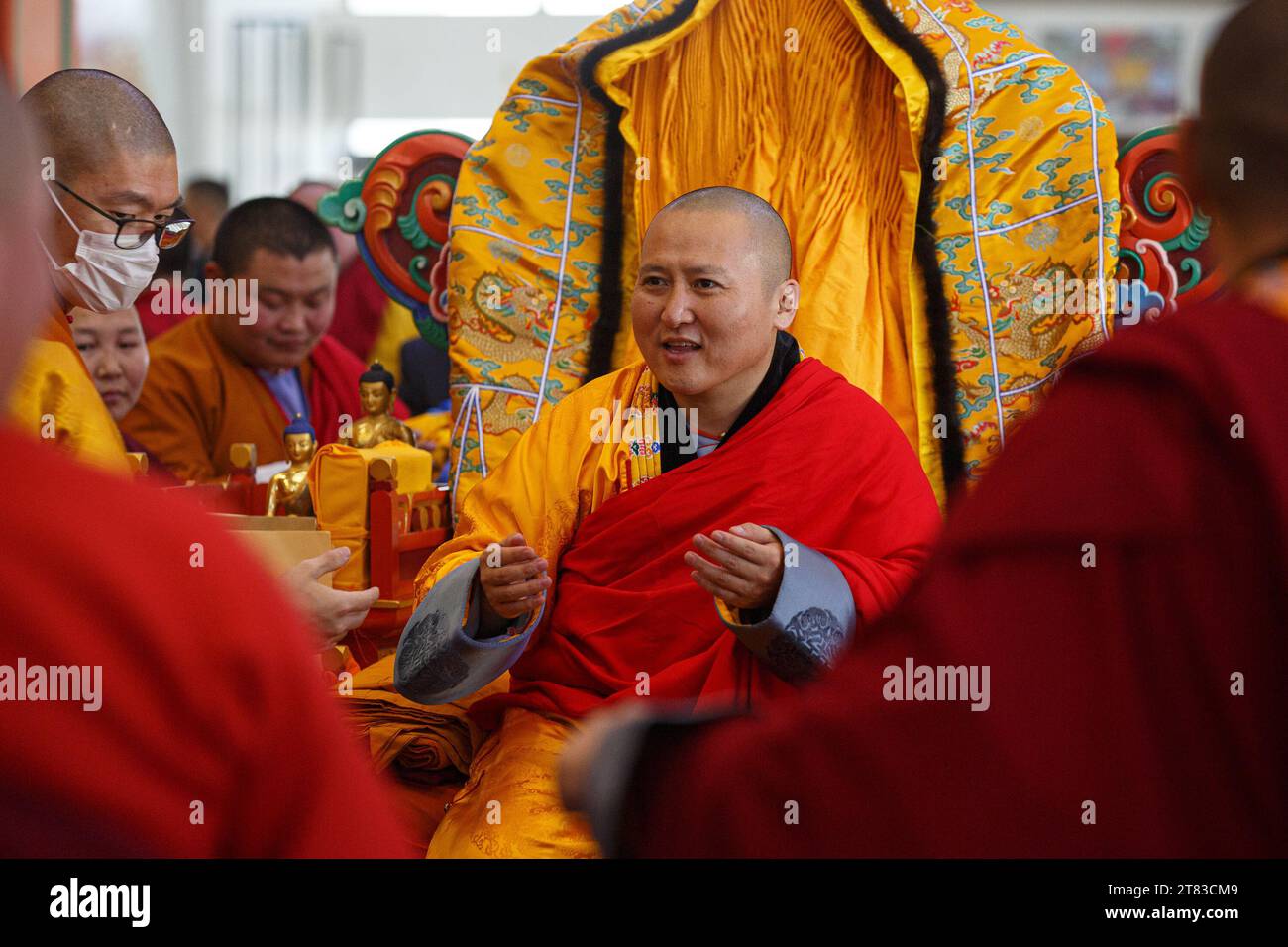 Ulan Bator, Mongolia. 18 novembre 2023. La cerimonia di intronizzazione di Lhaaramba D. Javzandorj, il capo abate del Monastero di Gandantechinlen, capo del centro buddista della Mongolia, si è svolta a Batsagaan Tsogchen Dugan al 5° inizio dell'inverno. Crediti: Enkh-Orgil/Alamy Live News. Foto Stock