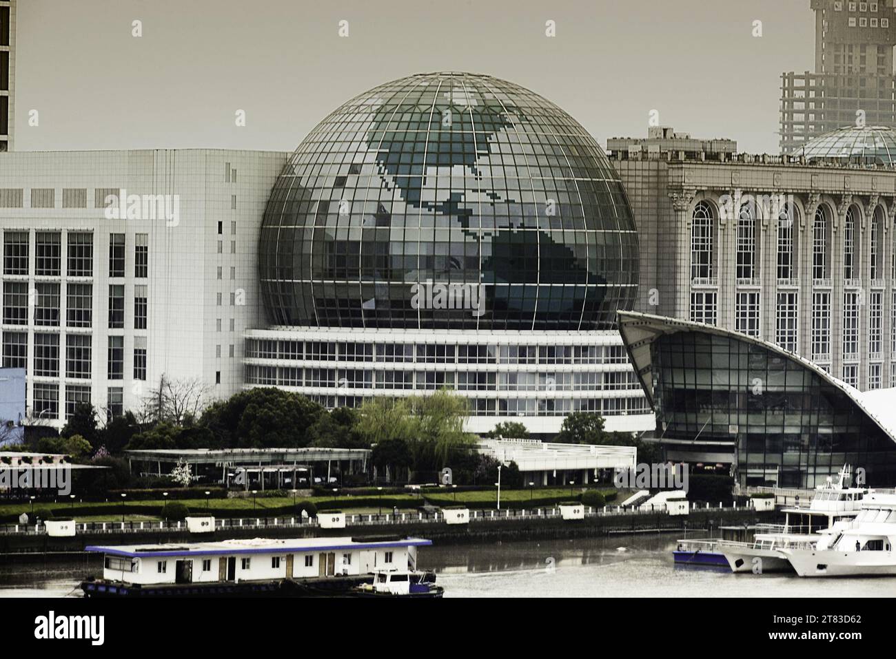 La cupola del globo sul lungomare di Shanghai testimonia l'architettura all'avanguardia della città, ospitando un mondo di scoperte all'interno del suo unico Foto Stock
