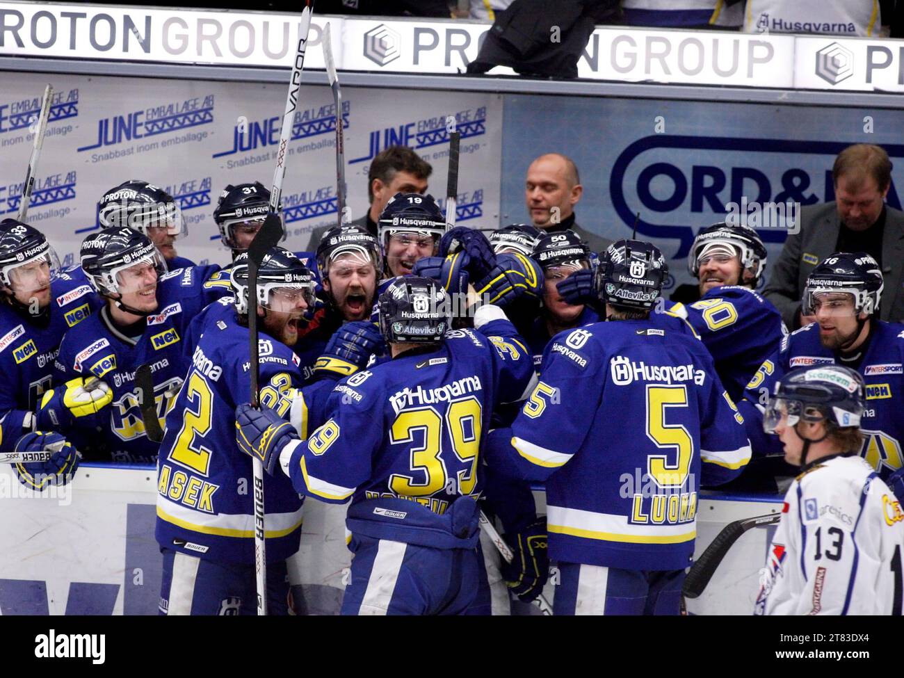 HV71 vs. Linköping hockey club, Kinnarps arena, Jönköping, Svezia. I giocatori di HV71 fanno il tifo. Foto Stock