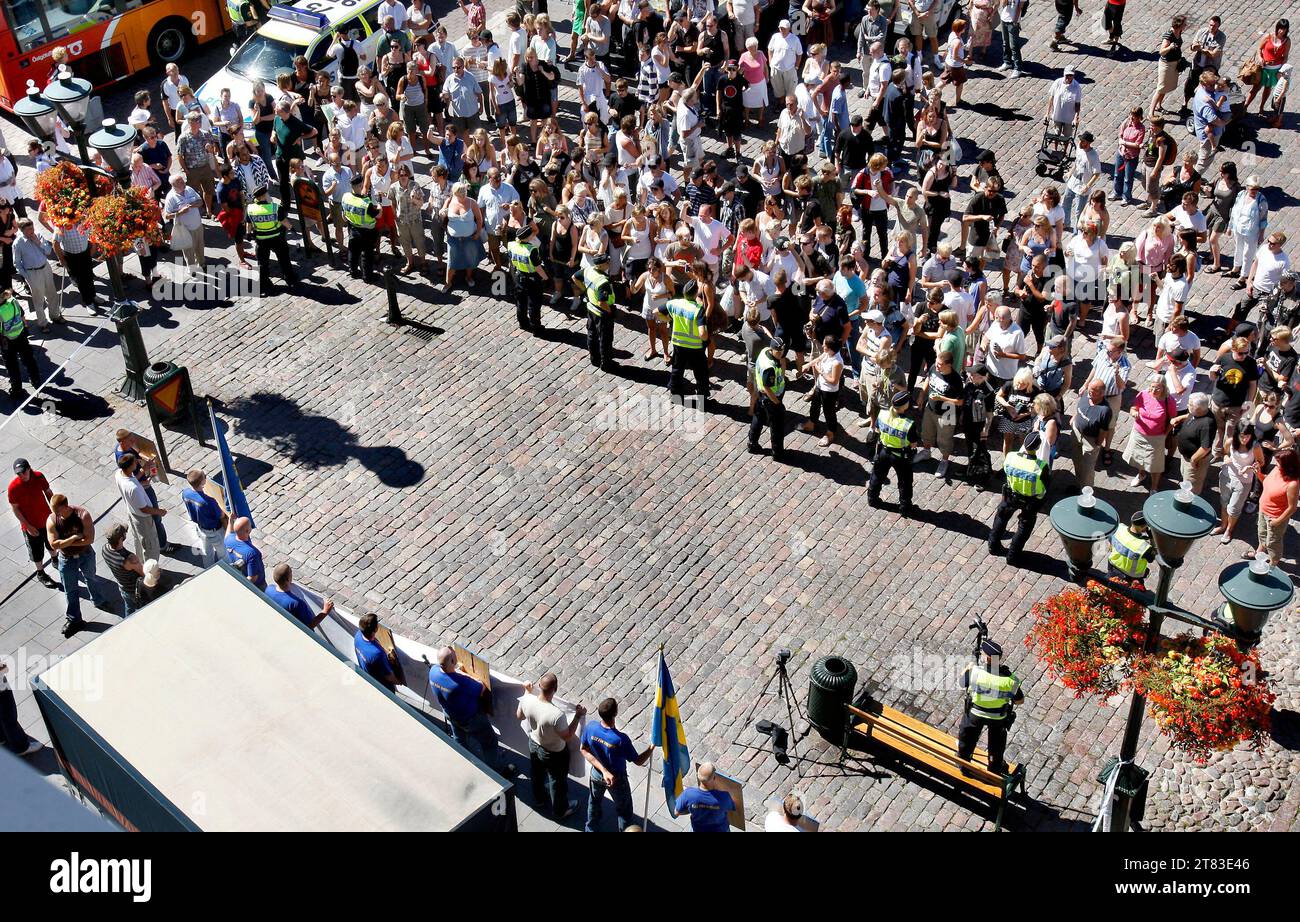 Circa un centinaio di residenti di Linköping protestarono contro il partito nazista il fronte nazionalsocialista (svedese: Nationalsocialistisk front, NSF), in fondo alla foto, su Stora Torget a Linköping, Svezia, sabato scorso. Circa 20 persone sono state arrestate dopo che un gruppo di contro-manifestanti ha interrotto l'incontro lanciando bottiglie e uova ai nazisti. Foto Stock