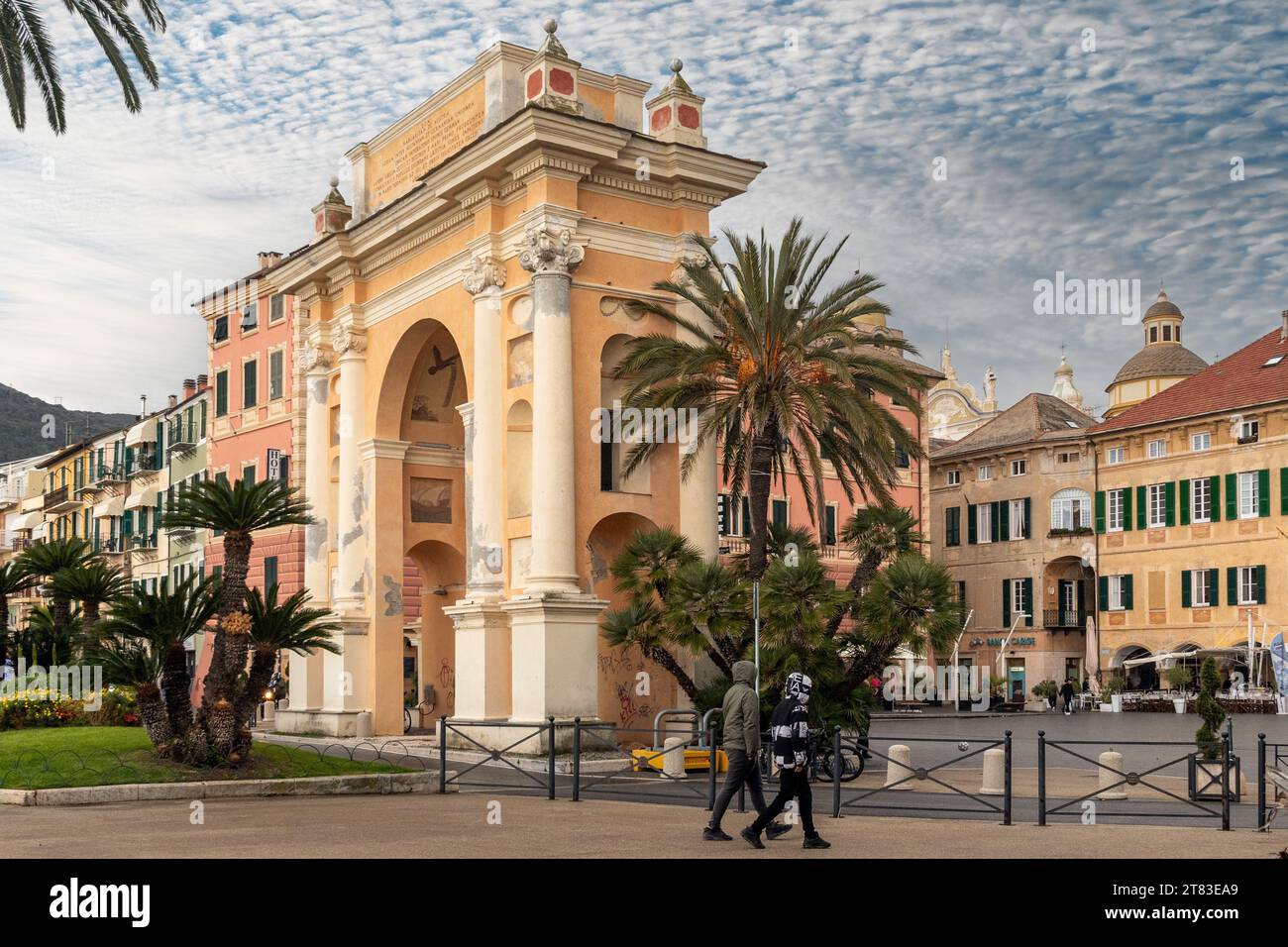 Arco trionfale (1666) dedicato a Margherita di Spagna per assistere alla sua sosta a finale Ligure durante il viaggio a Vienna, Savona, Liguria, Italia Foto Stock