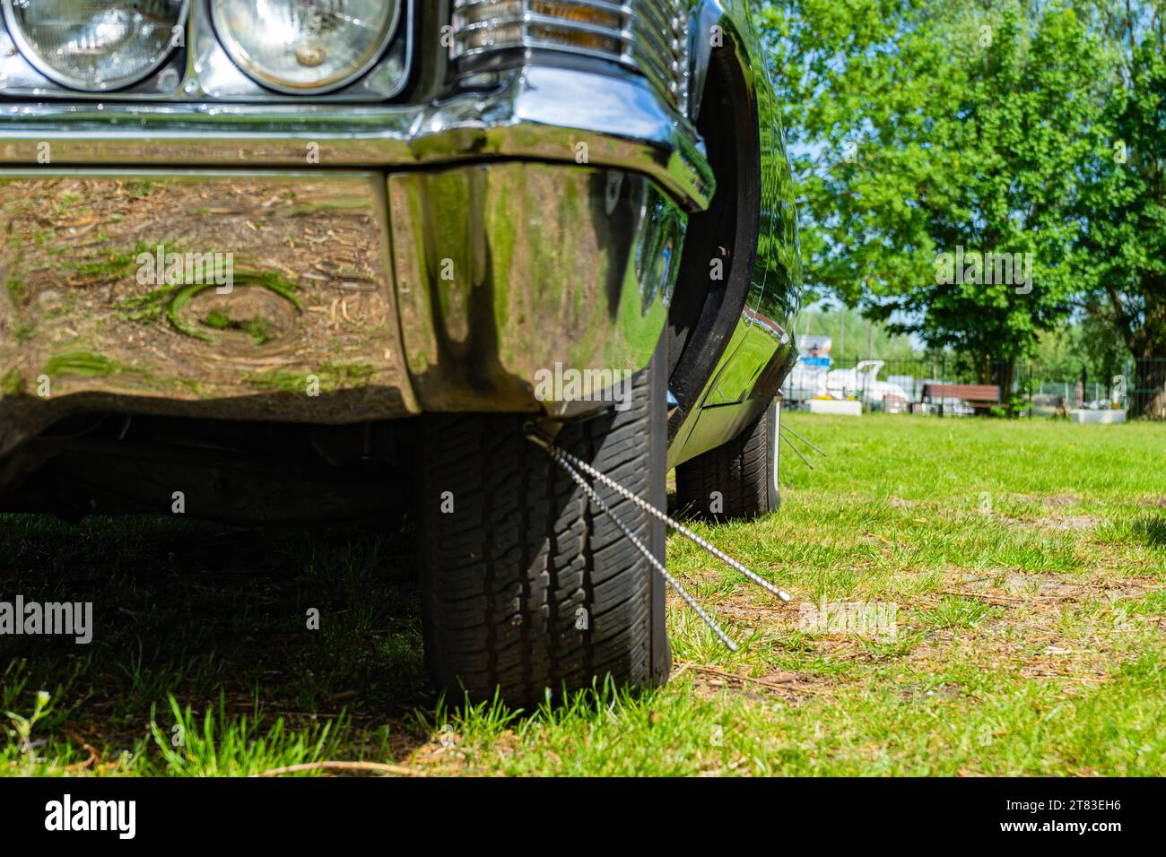 Auto retrò con angolo di visuale basso. Vista del paraurti cromato Foto Stock