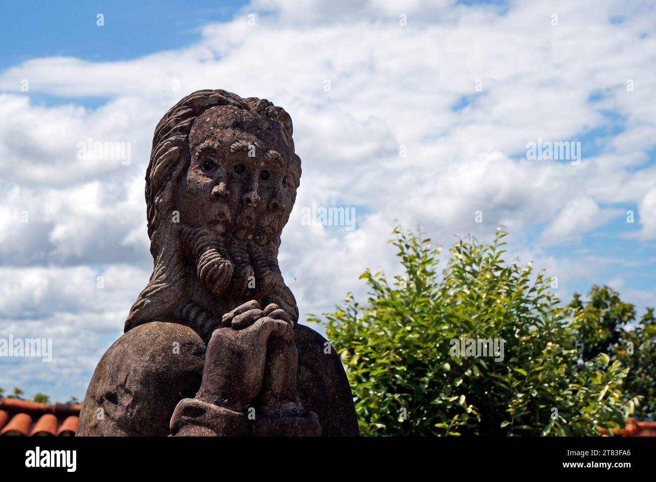 SERRO, MINAS GERAIS, BRASILE - 21 GENNAIO 2019: Santa Trinità (Santissima Trindade), scultura in pietra apposta dell'artista Ze Dias Foto Stock