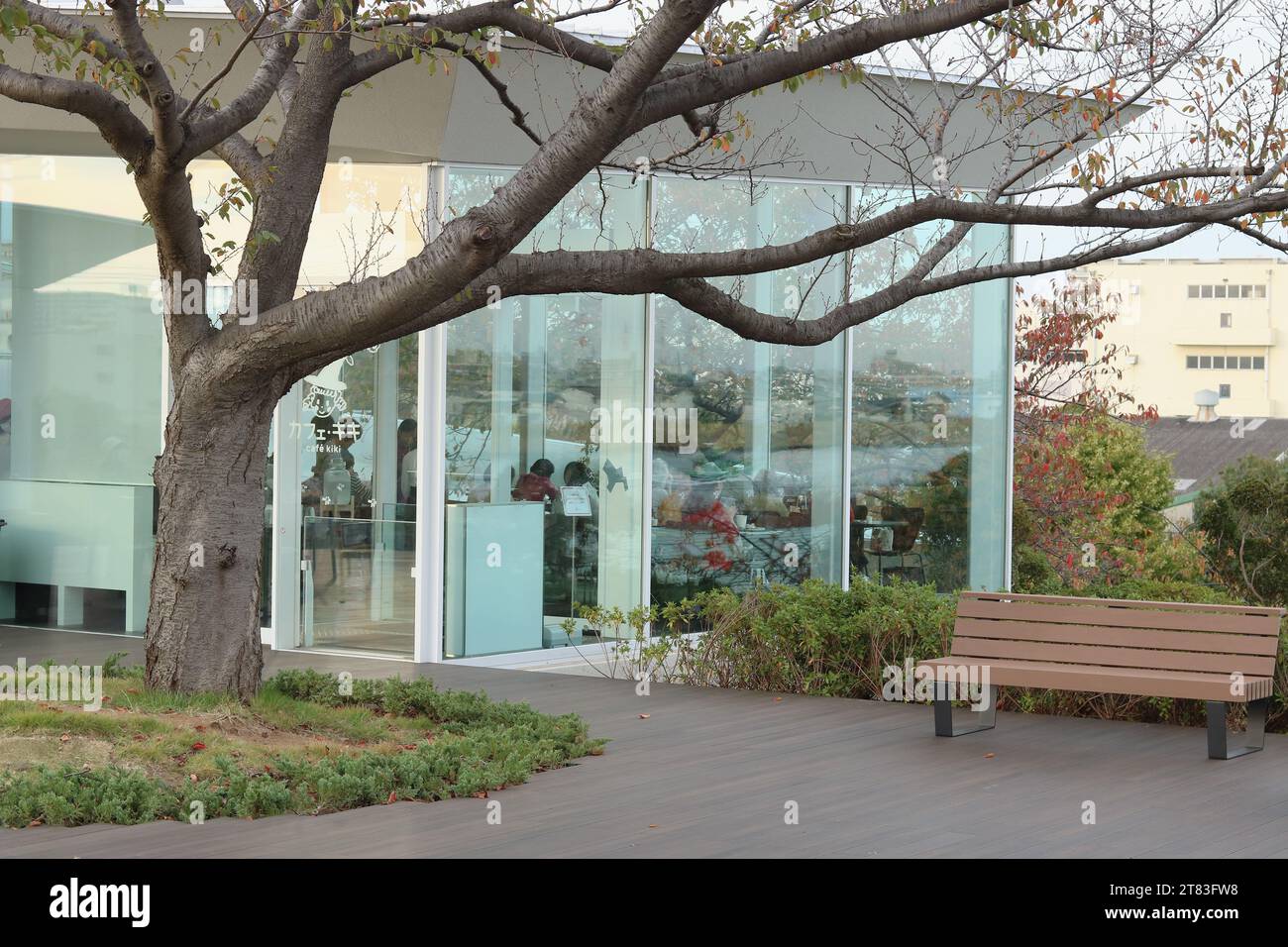 TOKYO, GIAPPONE - 16 novembre 2023: Parte del Museo della Letteratura Kiki progettato da Kengo Kuma nel quartiere Edogawa di Tokyo, inclusa la terrazza accanto al suo caffè. Foto Stock