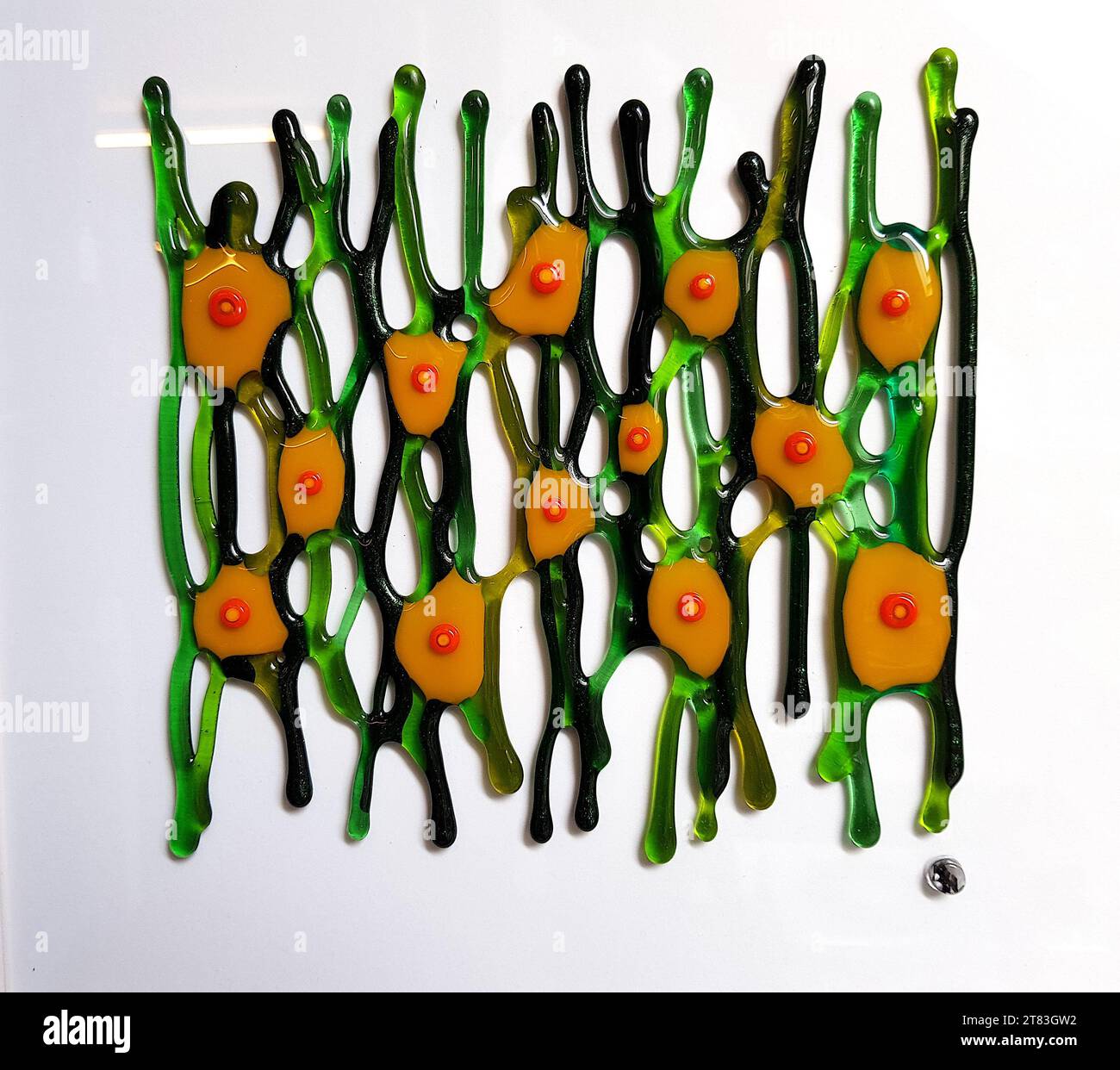 Primo piano di un'opera d'arte astratta d'epoca in vetro su sfondo bianco. Foto Stock