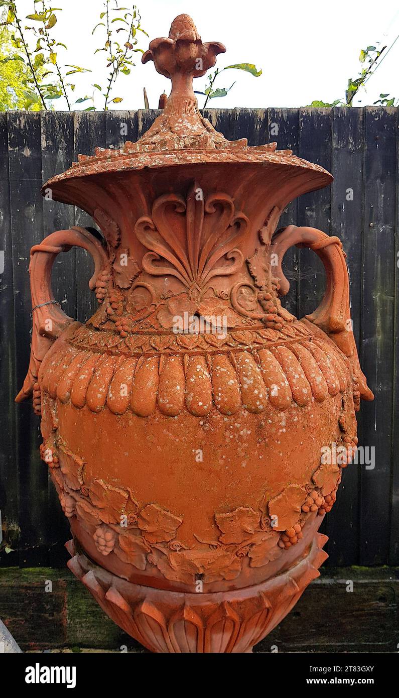Primo piano di un grande vaso decorativo in terracotta d'epoca. Foto Stock