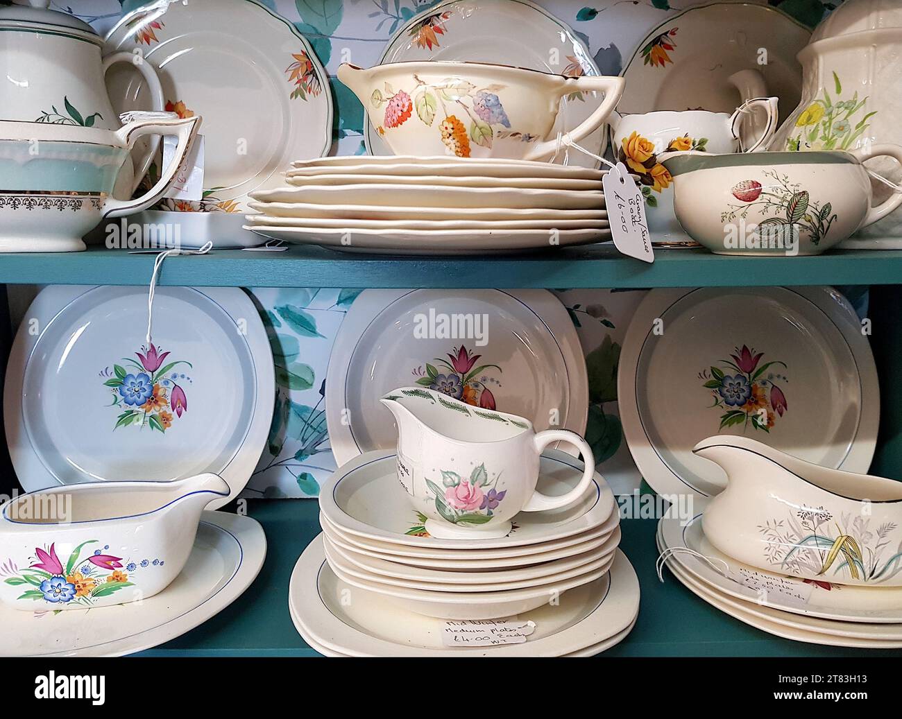 Primo piano delle stoviglie decorative vintage. Foto Stock