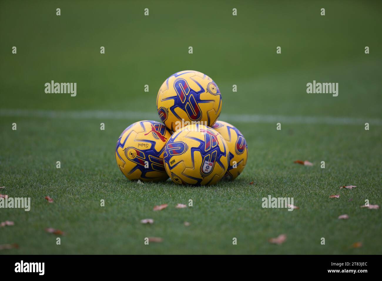 Puma EFL Winter Balls durante la partita di Sky Bet League 2 tra Harrogate Town e Swindon Town a Wetherby Road, Harrogate sabato 18 novembre 2023. (Foto: Michael driver | mi News) crediti: MI News & Sport /Alamy Live News Foto Stock