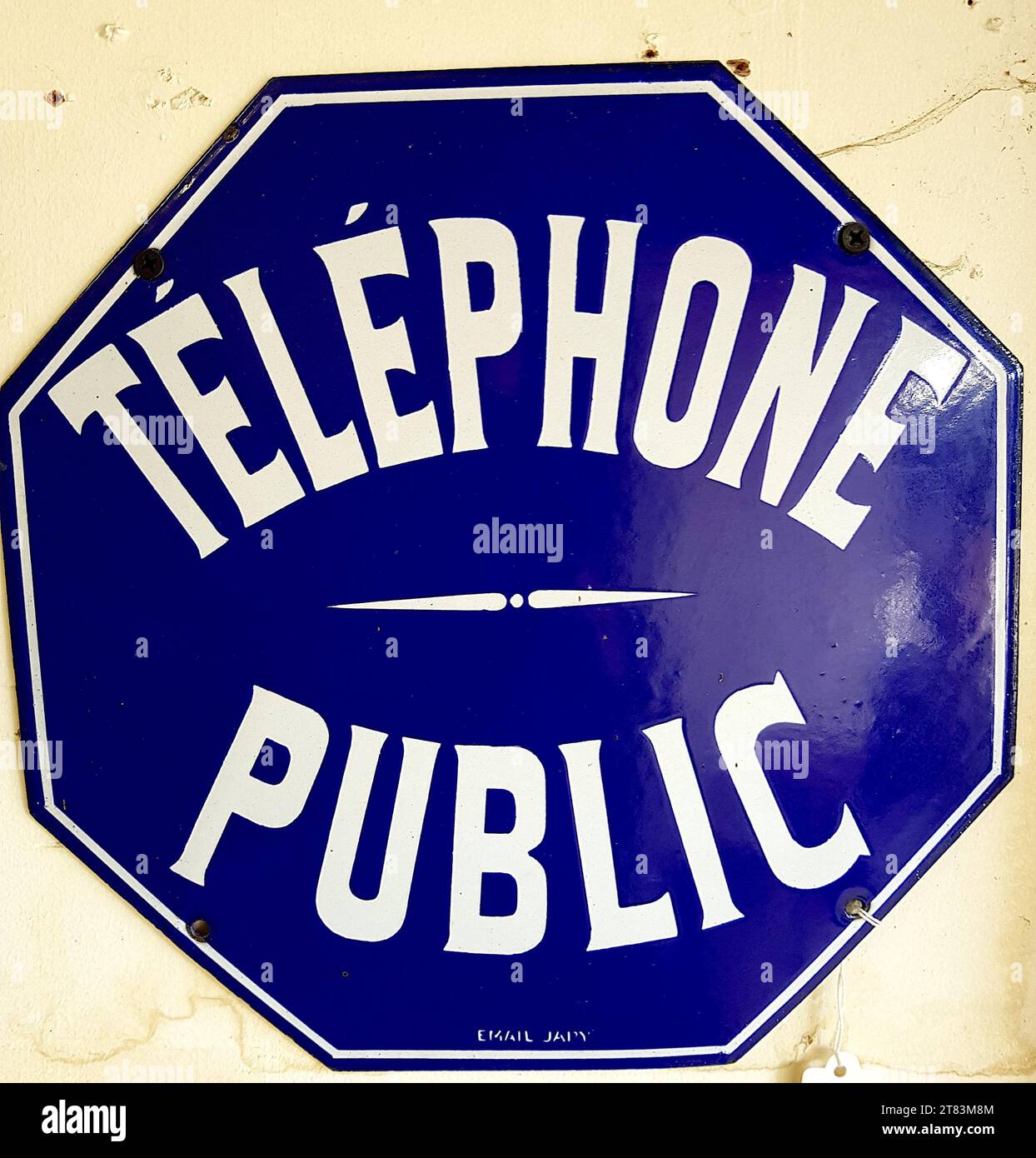 Primo piano del cartello telefonico pubblico francese smaltato d'epoca. Foto Stock