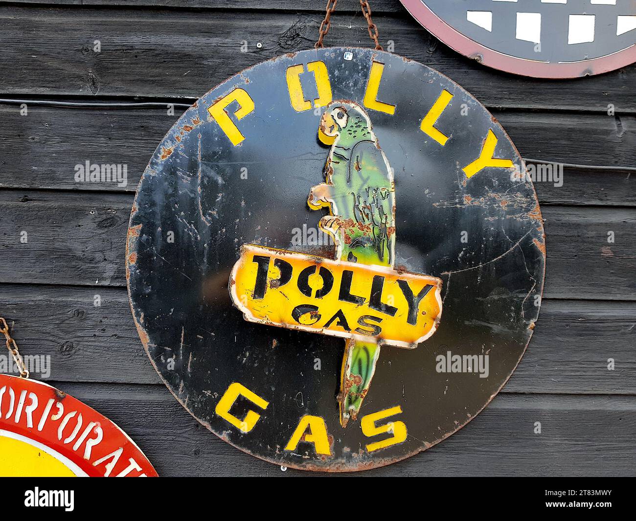 Primo piano dell'insegna del gas smaltato d'epoca. Foto Stock