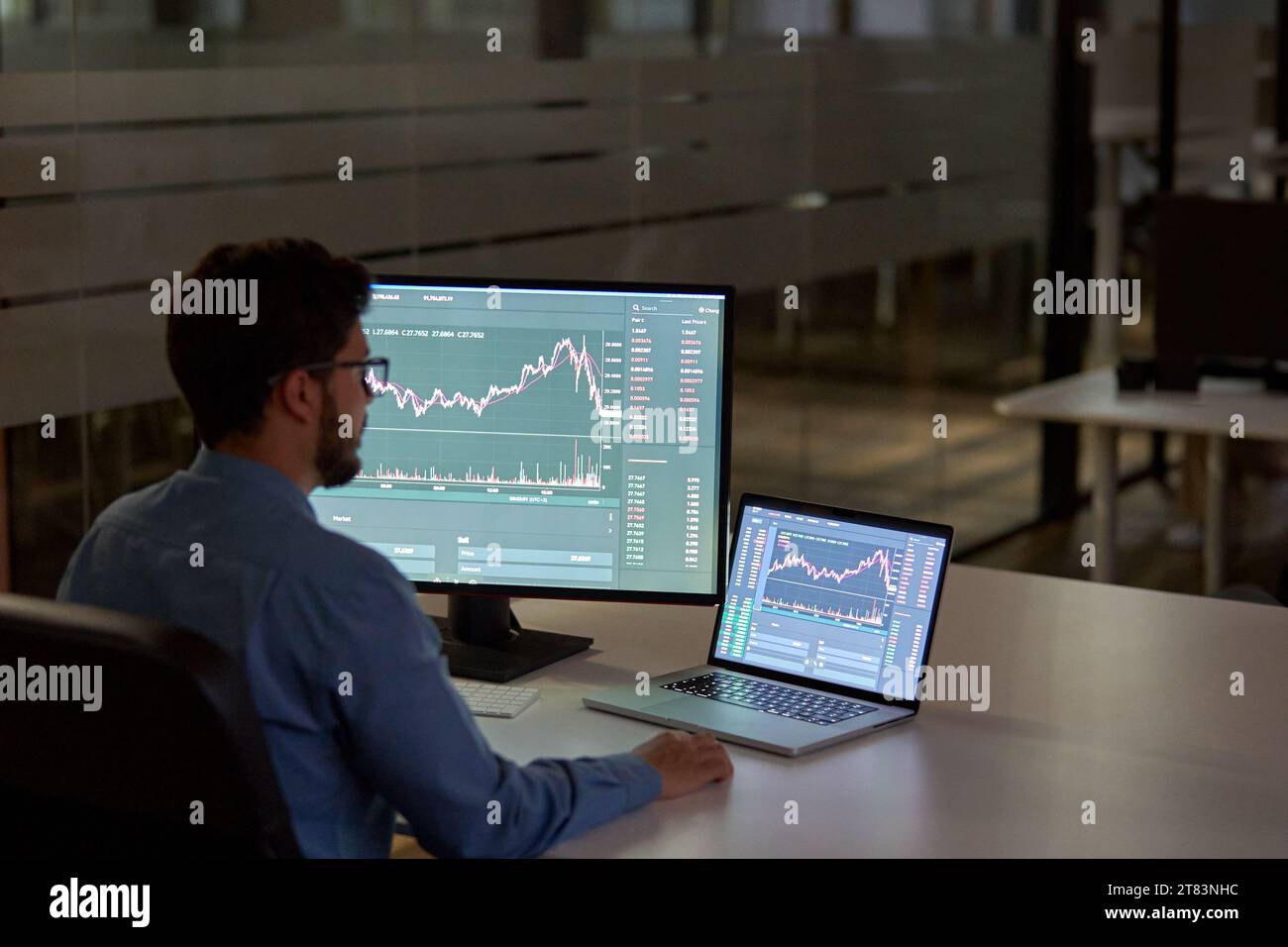 Uomo d'affari affollato analista di broker investitore che utilizza computer per analizzare il mercato azionario. Foto Stock