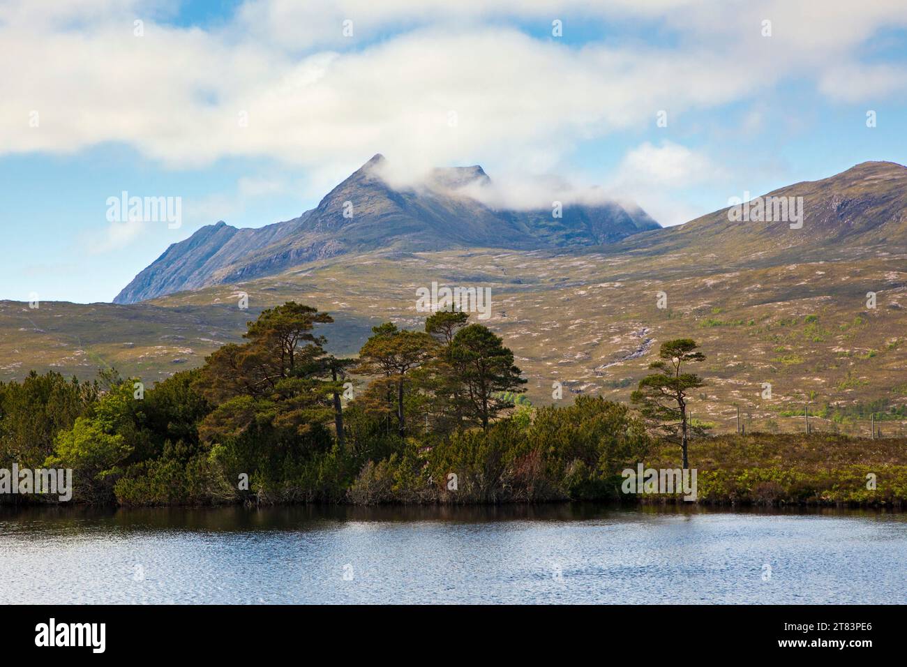 Ben More Coigach di Loch cUL Dromannan, Ross and Cromarty, Highlands scozzesi, Regno Unito Foto Stock