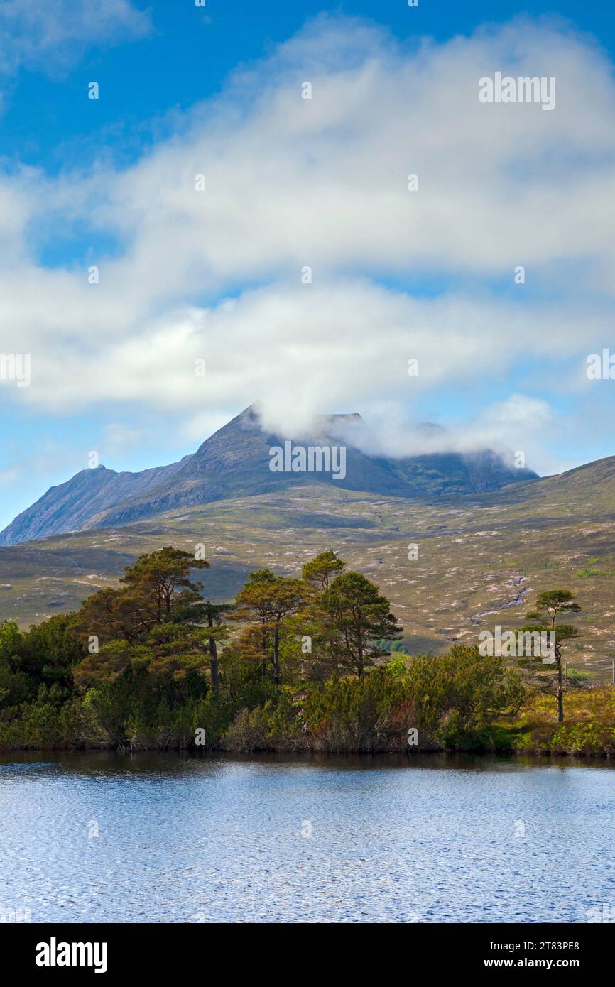 Ben More Coigach di Loch cUL Dromannan, Ross and Cromarty, Highlands scozzesi, Regno Unito Foto Stock