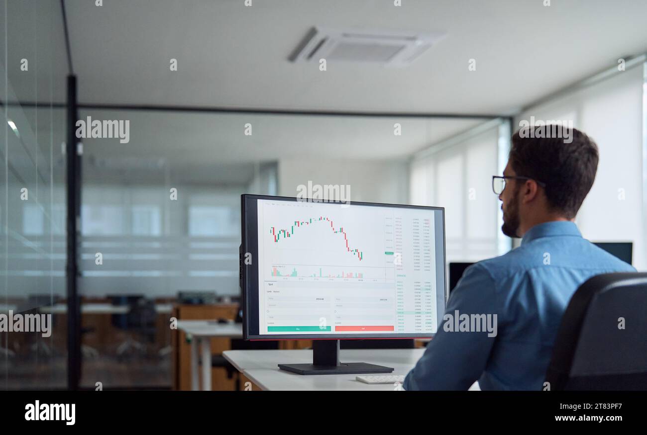 Imprenditore impegnato investitore broker che utilizza computer per analizzare il mercato azionario. Foto Stock