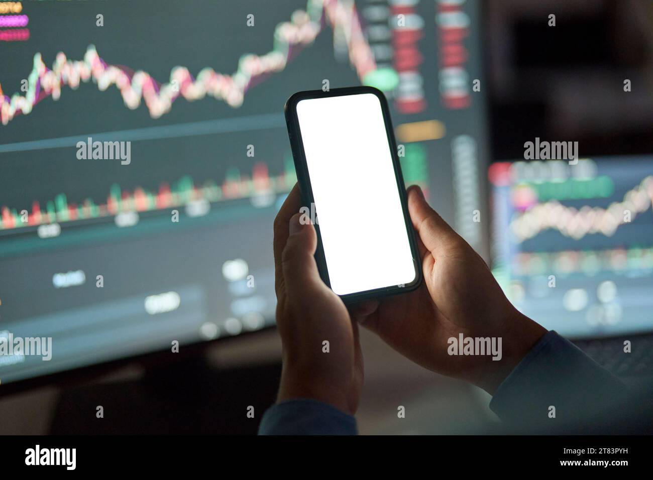 Schermo bianco mock-up del trader con telefono mobile sullo sfondo delle negoziazioni. Foto Stock