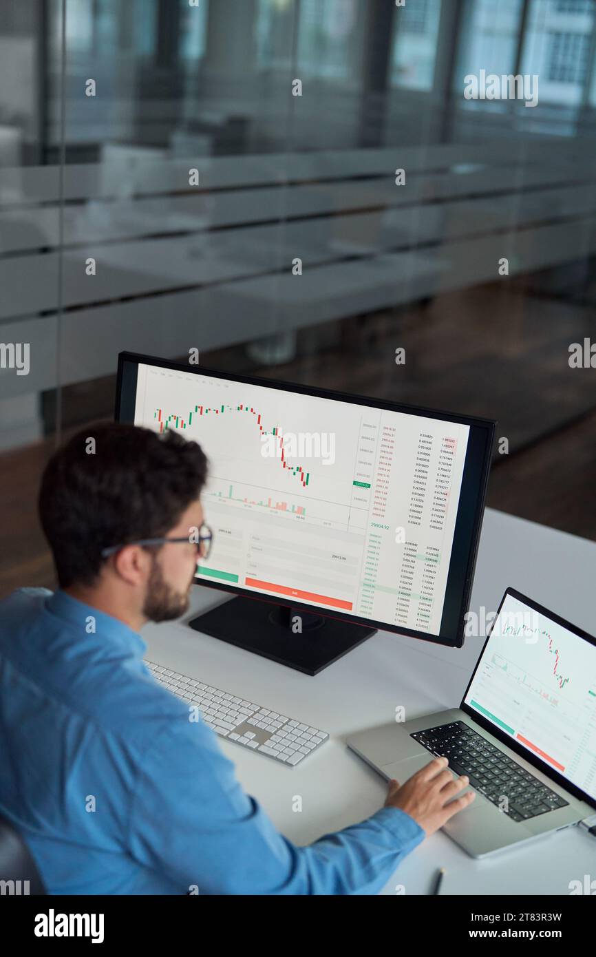 Uomo d'affari affollato analista di broker investitore che utilizza computer per analizzare il mercato azionario. Foto Stock