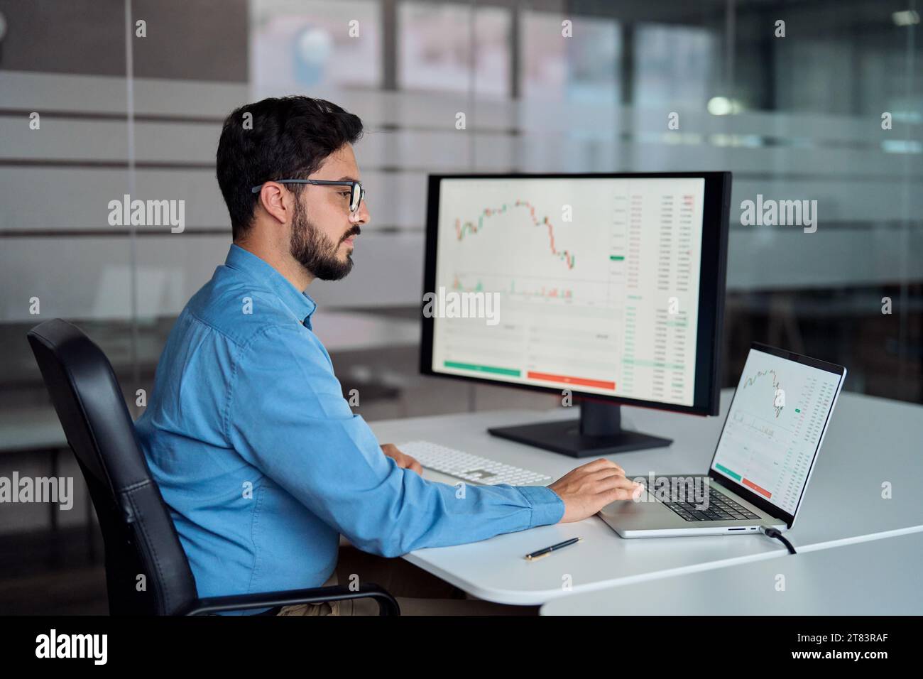 Uomo d'affari affollato, analista di broker e investitore che utilizza laptop per analizzare il mercato azionario. Foto Stock