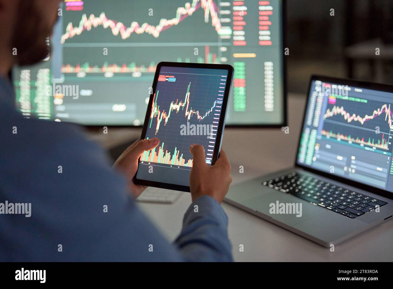 Trader broker investitore che utilizza tablet digitali per analizzare il mercato azionario. Foto Stock