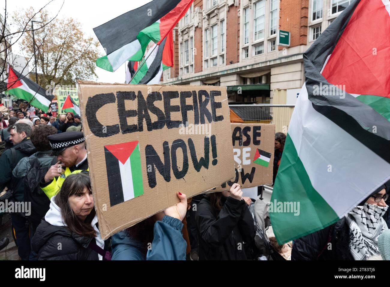 Londra, Regno Unito. 18 novembre 2023. Sostenitori palestinesi fuori dagli uffici del leader del partito laburista Sir Keir Starmer, deputato per Holborn e St Pancras, e deputato laburista per Hampstead e Kilburn Tulip Siddiq. Il signor Starmer ha imposto in precedenza una frusta di partito contro i suoi parlamentari che sostenevano una mozione parlamentare che chiedeva un cessate il fuoco nel conflitto israelo-Gaza, dove l'ufficio delle Nazioni Unite per i diritti umani afferma che le violazioni commesse da Israele contro i palestinesi a seguito dell'attacco di Hamas del 7 ottobre indicano un genocidio in corso a Gaza. Crediti: Ron Fassbender/Alamy Live News Foto Stock