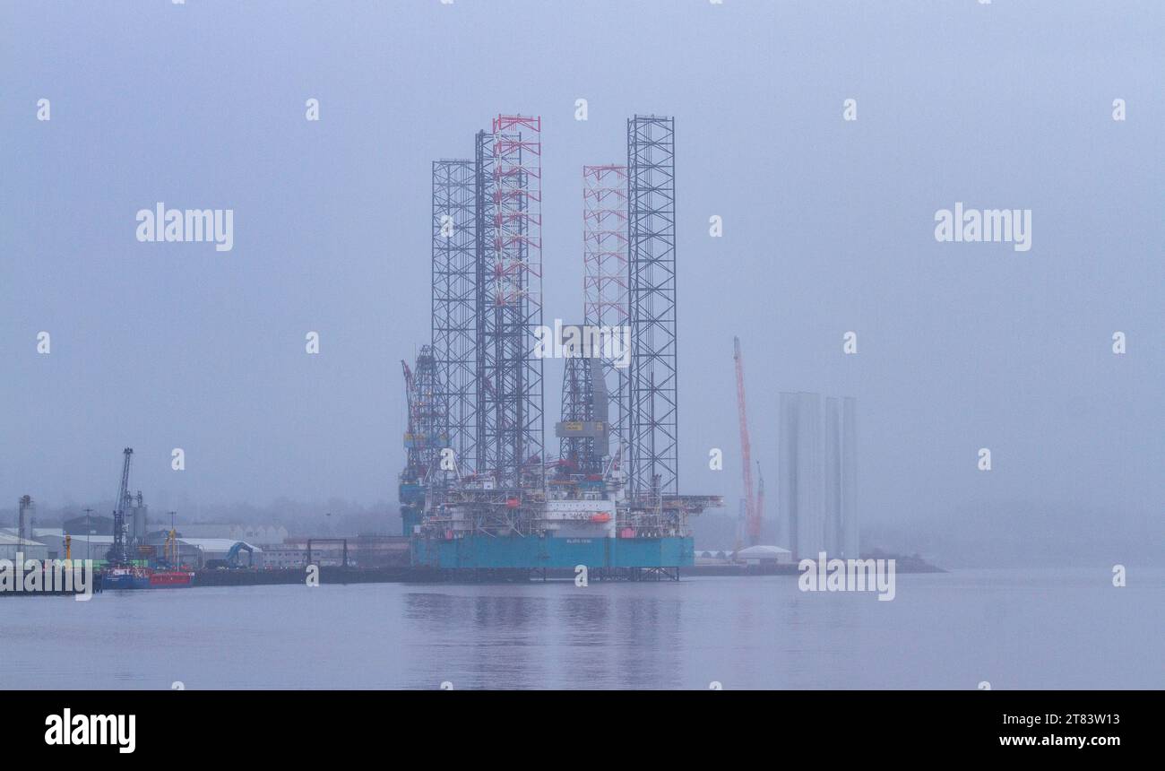 Dundee, Tayside, Scozia, Regno Unito. 18 novembre 2023. Tempo nel Regno Unito: La pioggia di Misty November cade sul tranquillo fiume Tay a Dundee, Scozia. Crediti: Dundee Photographics/Alamy Live News Foto Stock