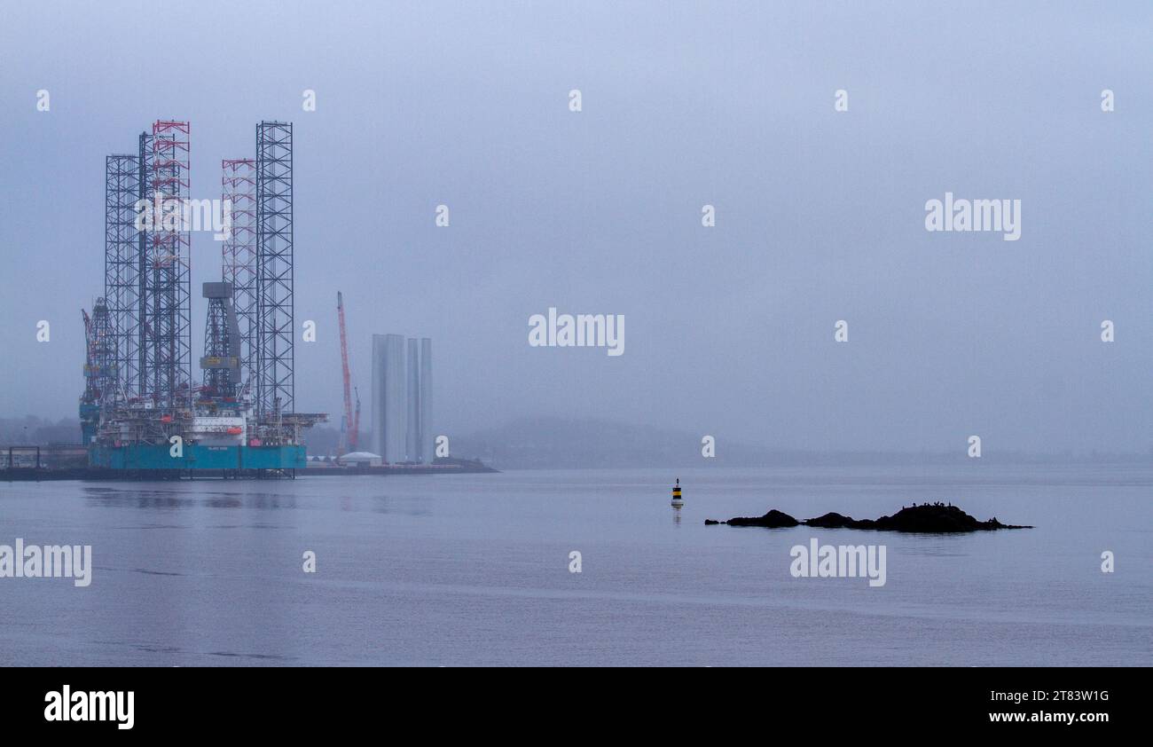 Dundee, Tayside, Scozia, Regno Unito. 18 novembre 2023. Tempo nel Regno Unito: La pioggia di Misty November cade sul tranquillo fiume Tay a Dundee, Scozia. Crediti: Dundee Photographics/Alamy Live News Foto Stock