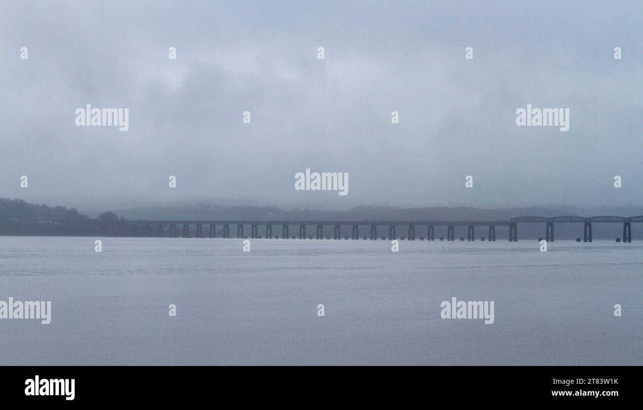 Dundee, Tayside, Scozia, Regno Unito. 18 novembre 2023. Tempo nel Regno Unito: La pioggia di Misty November cade sul tranquillo fiume Tay a Dundee, Scozia. Crediti: Dundee Photographics/Alamy Live News Foto Stock