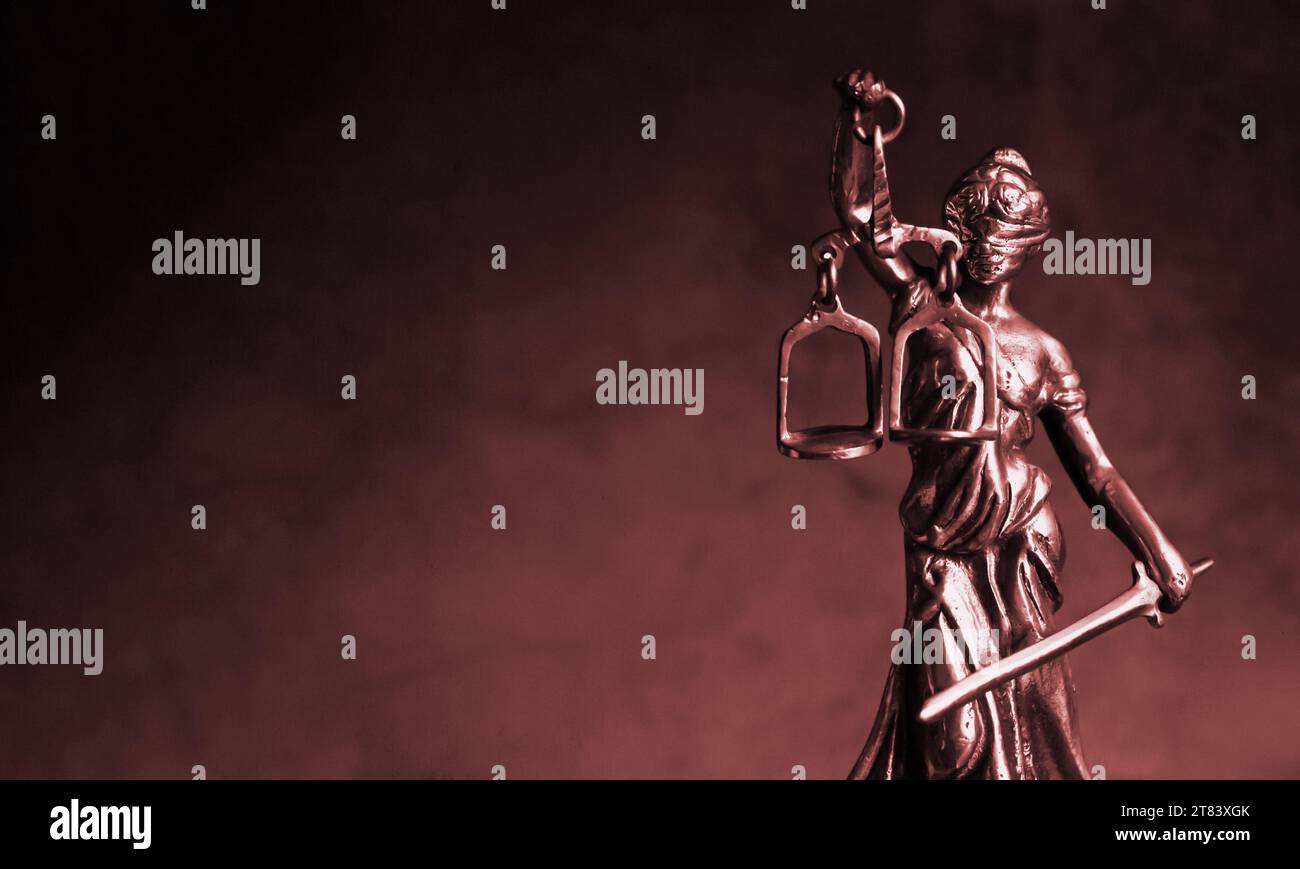 Statua di THEMIS giustizia con scale su sfondo scuro. Concetto legale e legale Foto Stock