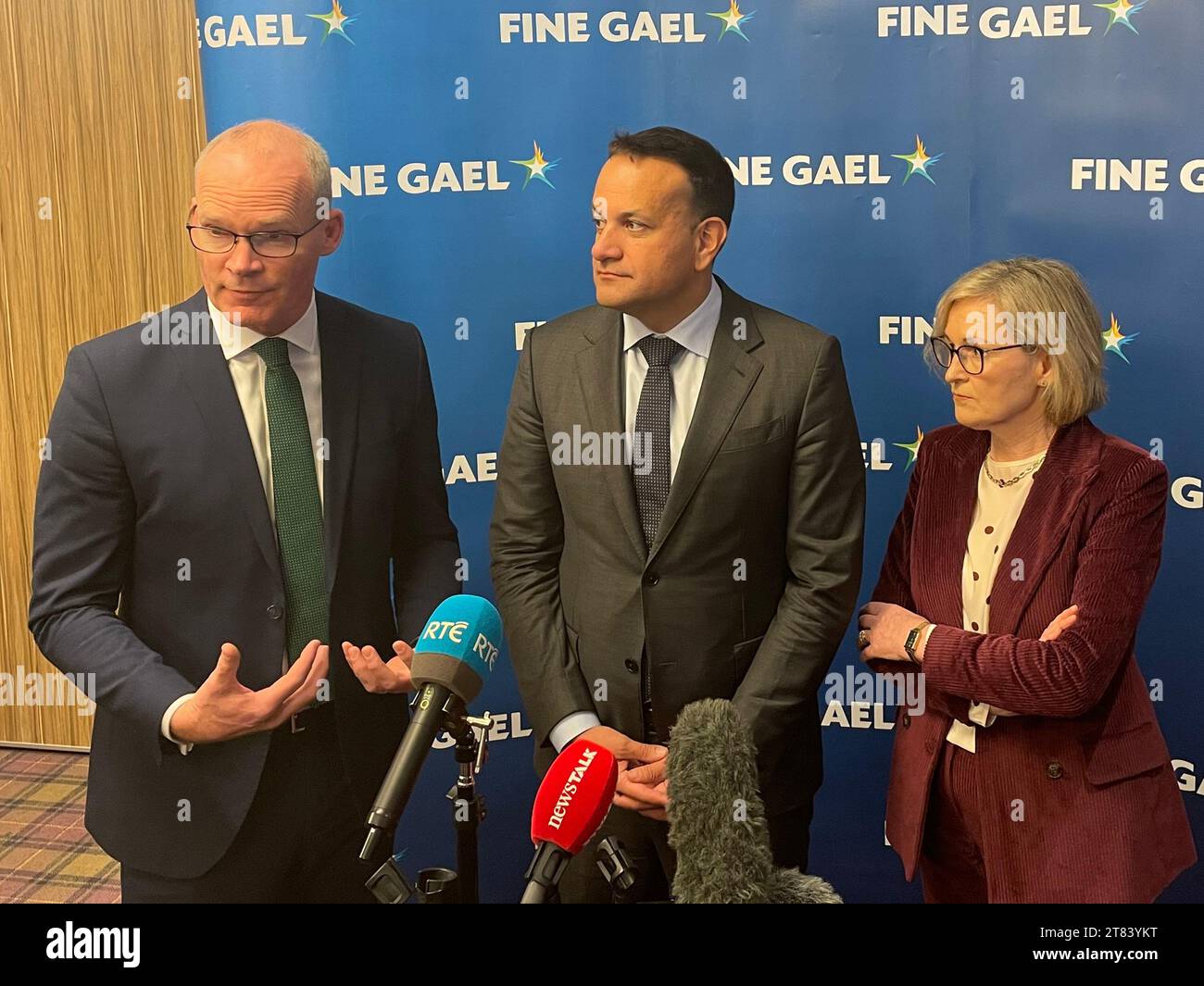 (Da sinistra a destra) il ministro delle imprese Simon Coveney, il leader del Taoiseach e del fine Gael Leo Varadkar e il Commissario europeo Mairead McGuinness intervengono a una conferenza speciale del fine Gael, Glenroyal Hotel, Maynooth, Co Kildare. Data immagine: Sabato 18 novembre 2023. Foto Stock