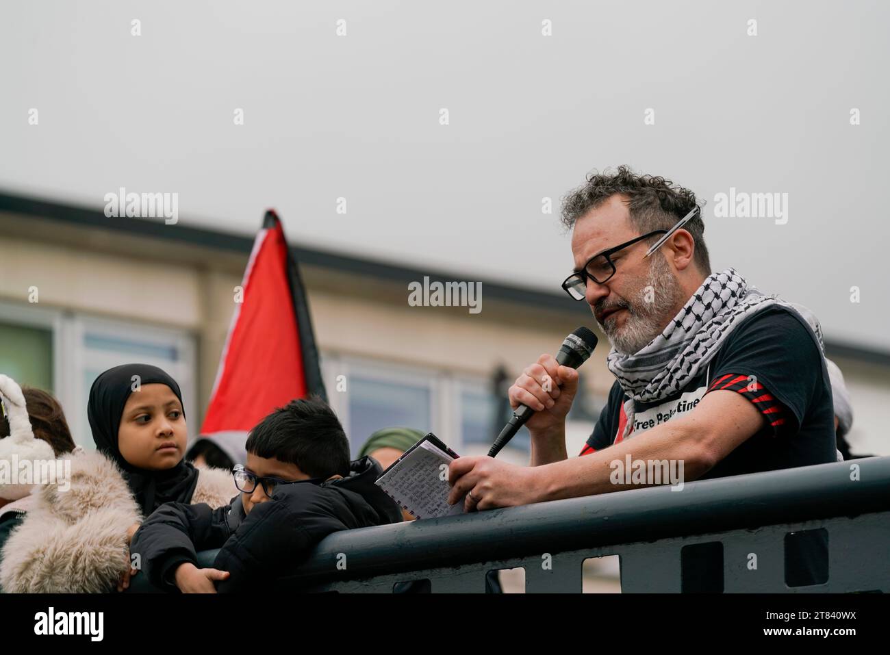 Stevenage, Regno Unito. 18 novembre 2023. Palestina Solidarity Campaign ha tenuto una giornata di azione attraverso il Regno Unito. Il gruppo ha avuto marce locali in tutto il Regno Unito. Un gruppo di persone si è riunito a Stevenage, nel Regno Unito, per chiedere un cessate il fuoco in Palestina. Il gruppo iniziò a giocare nei campi di King George V e marciò verso il centro della città. Vi erano gruppi del Centro comunitario musulmano di Stevenage e della campagna di solidarietà della Palestina del TUC Stevenage Regno Unito. Andrew Steven Graham/Alamy Live News Foto Stock