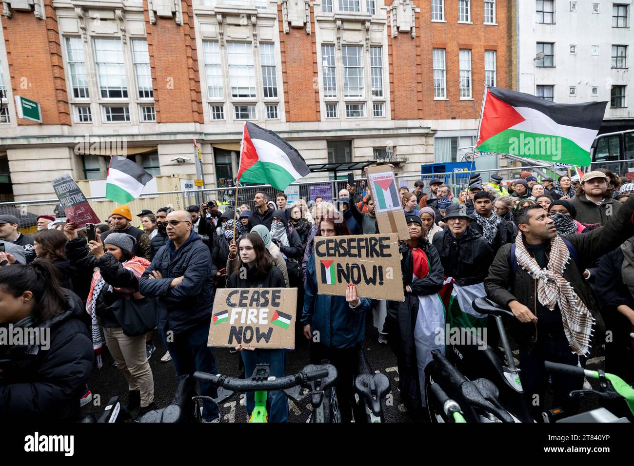 Londra, Regno Unito. 18 novembre 2023. I manifestanti hanno visto in mano dei cartelli durante la manifestazione fuori dall'ufficio di Sir Keir Starmer a Camden, Londra. I sostenitori pro-palestinesi riuniti fuori dall'ufficio di Sir Keir Starmer, leader del Partito laburista nel Regno Unito e membro del Parlamento per Holborn e St Pancras, centinaia di raduni locali nel Regno Unito chiedono un cessate il fuoco sulla guerra di Israele-Gaza. Credito: SOPA Images Limited/Alamy Live News Foto Stock