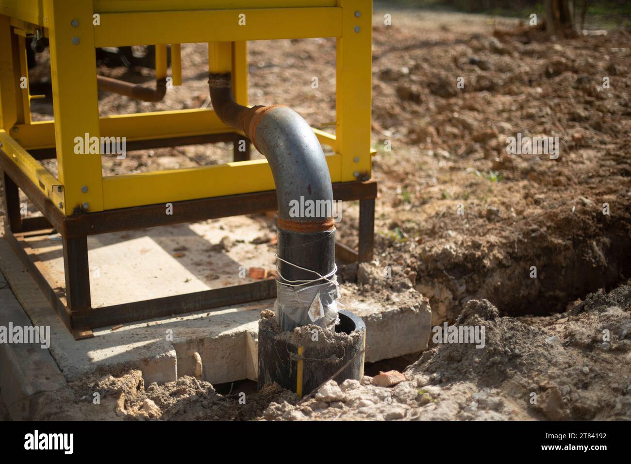 Apparecchiature a gas in città. Tubo del gas. Struttura tecnica. Vernice gialla sull'edificio. Foto Stock