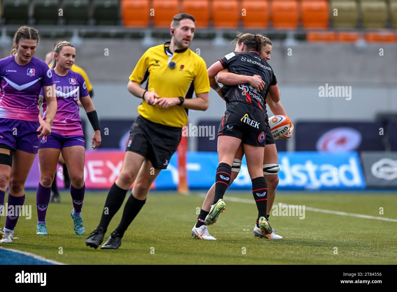 Sophie De Goede di Saracens Women e le sue compagne di squadra celebrano il trylage di apertura durante il match Womens Allianz Premier 15s tra Saracens Women e Loughborough Lightining allo Stonex Stadium, Londra, Inghilterra il 18 novembre solo per uso editoriale, licenza necessaria per uso commerciale. Nessun utilizzo in scommesse, giochi o pubblicazioni di un singolo club/campionato/giocatore. Credito: UK Sports Pics Ltd/Alamy Live News Foto Stock