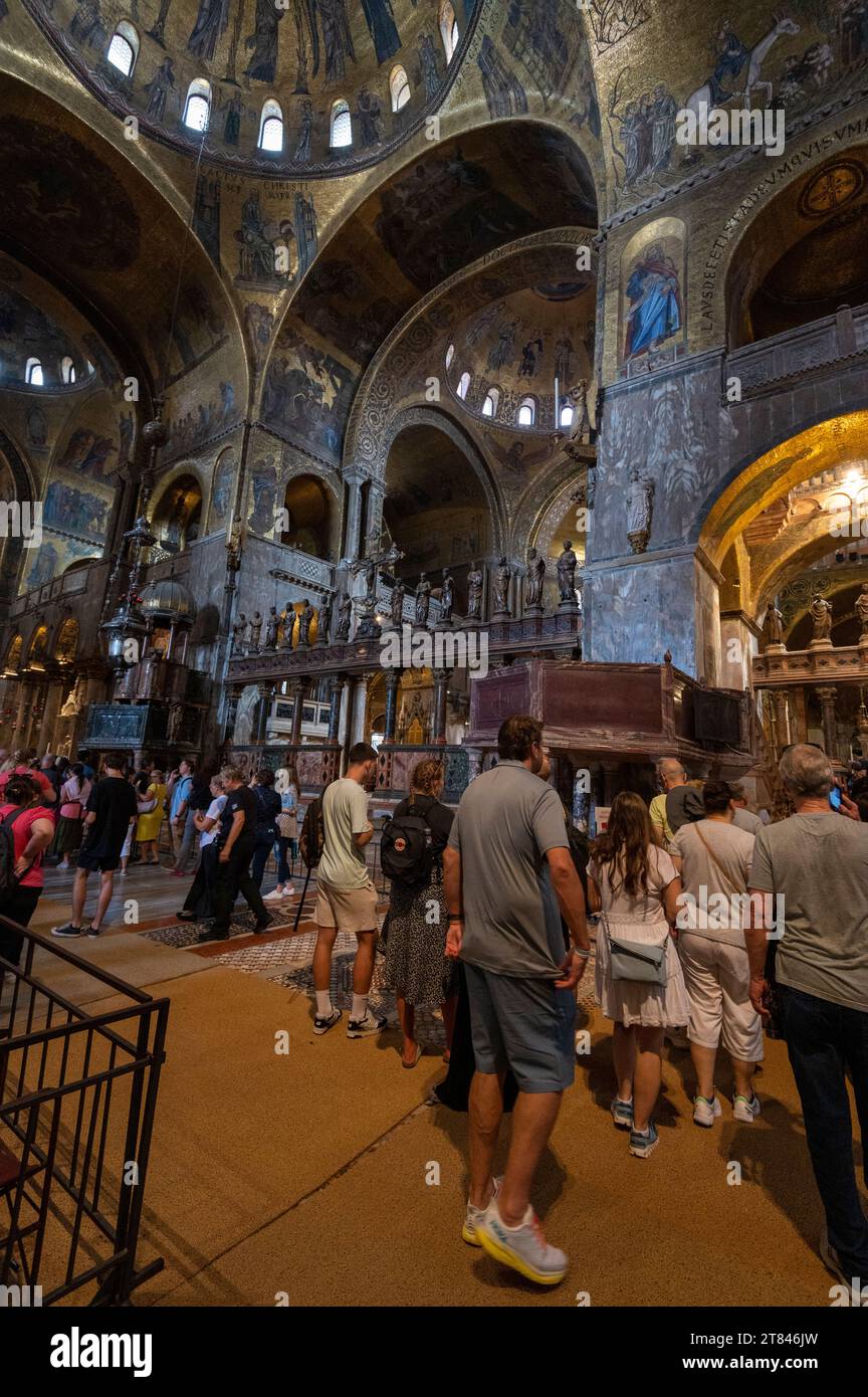 I visitatori vicino al coro con una paraventi d'altare gotica, datata 1394, all'altare maggiore all'interno dell'enorme navata centrale costruita in epoca medievale si affaccia a est presso il basi Foto Stock