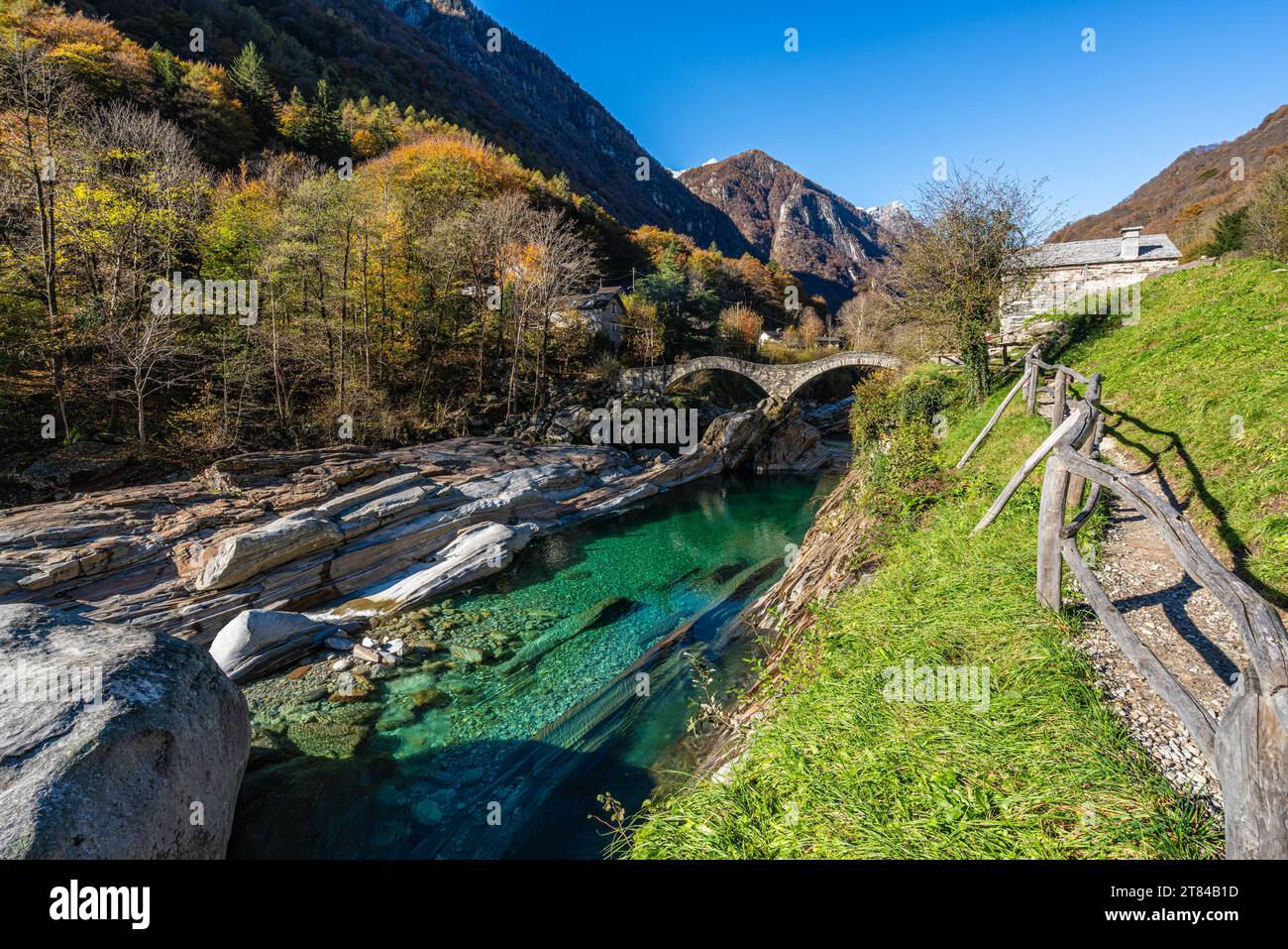 Splendida vista autunnale nella Valleria Verzasca in Svizzera. Foto Stock