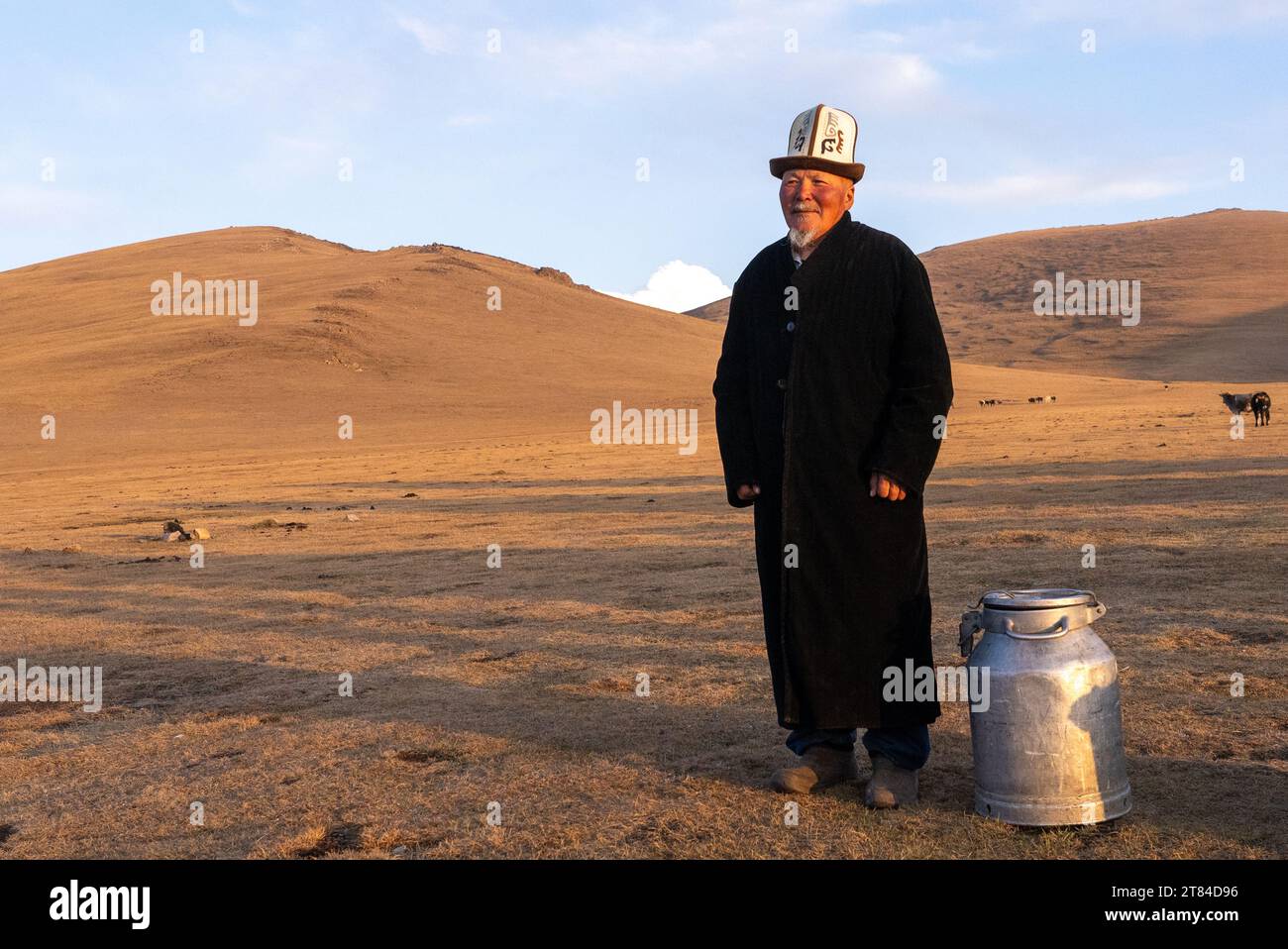 Campo di yurte sul lago Song Kul in Kirghizistan uomo locale in abiti tradizionali Foto Stock