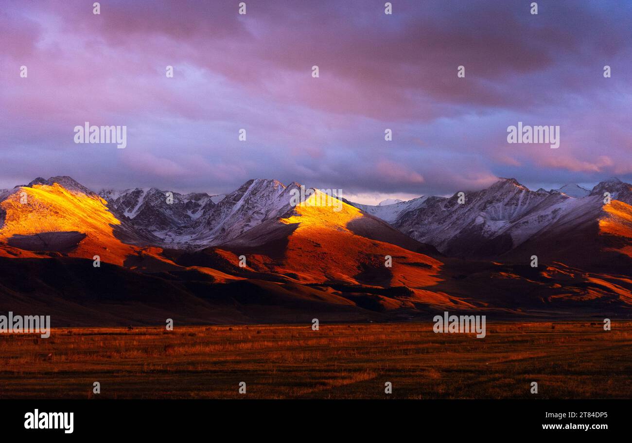 Paesaggio montuoso in Kirghizistan al tramonto Foto Stock