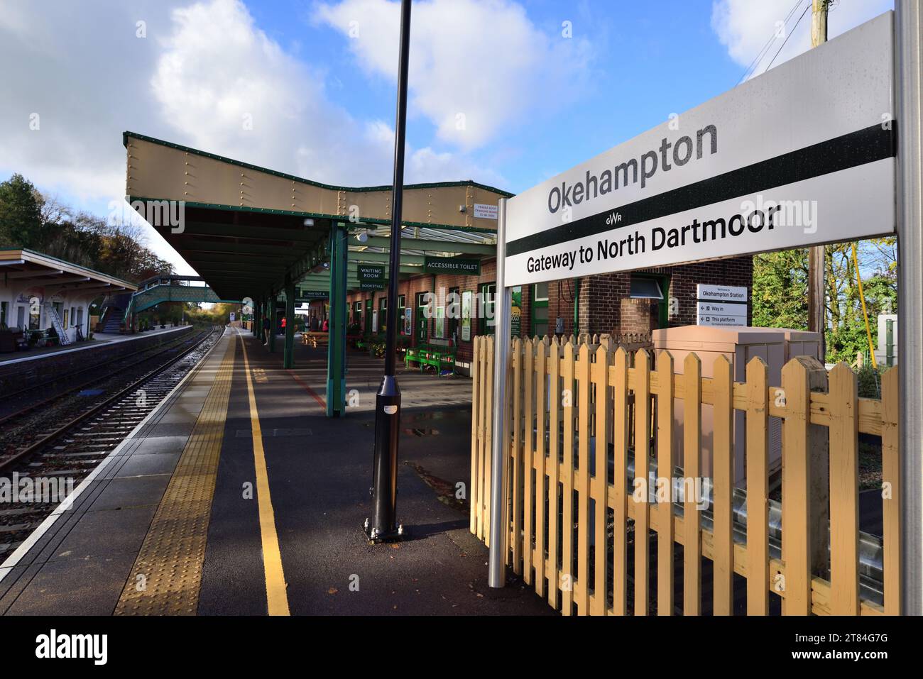 Indicazioni per la stazione ferroviaria di Okehampton sulla Dartmoor Line nel Devon, riaperta nel 2021. Foto Stock