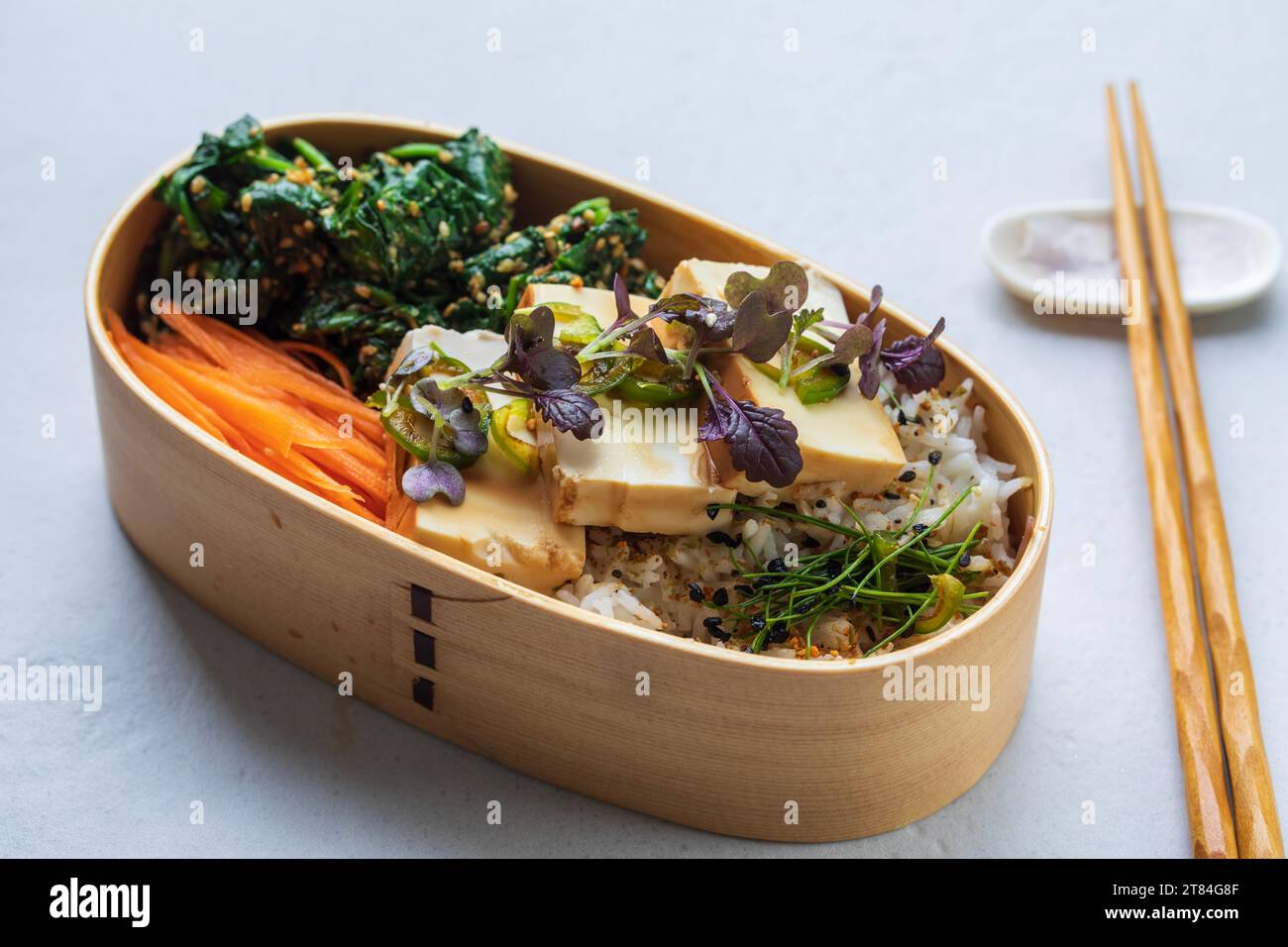 Pranzo giapponese con tofu di seta, riso e gomae di spinaci Foto Stock